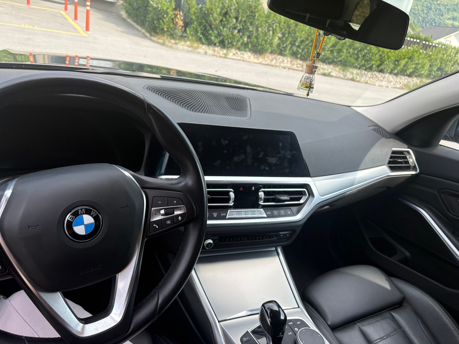BMW 330i xDrive-image-3