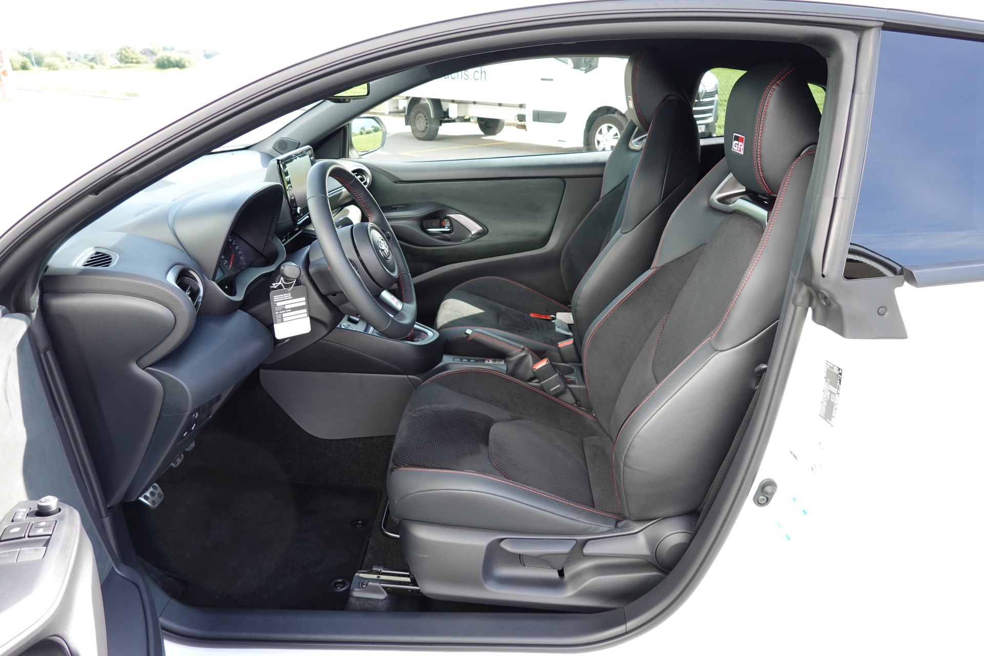 TOYOTA Yaris 1.6 GR Sport-image-8