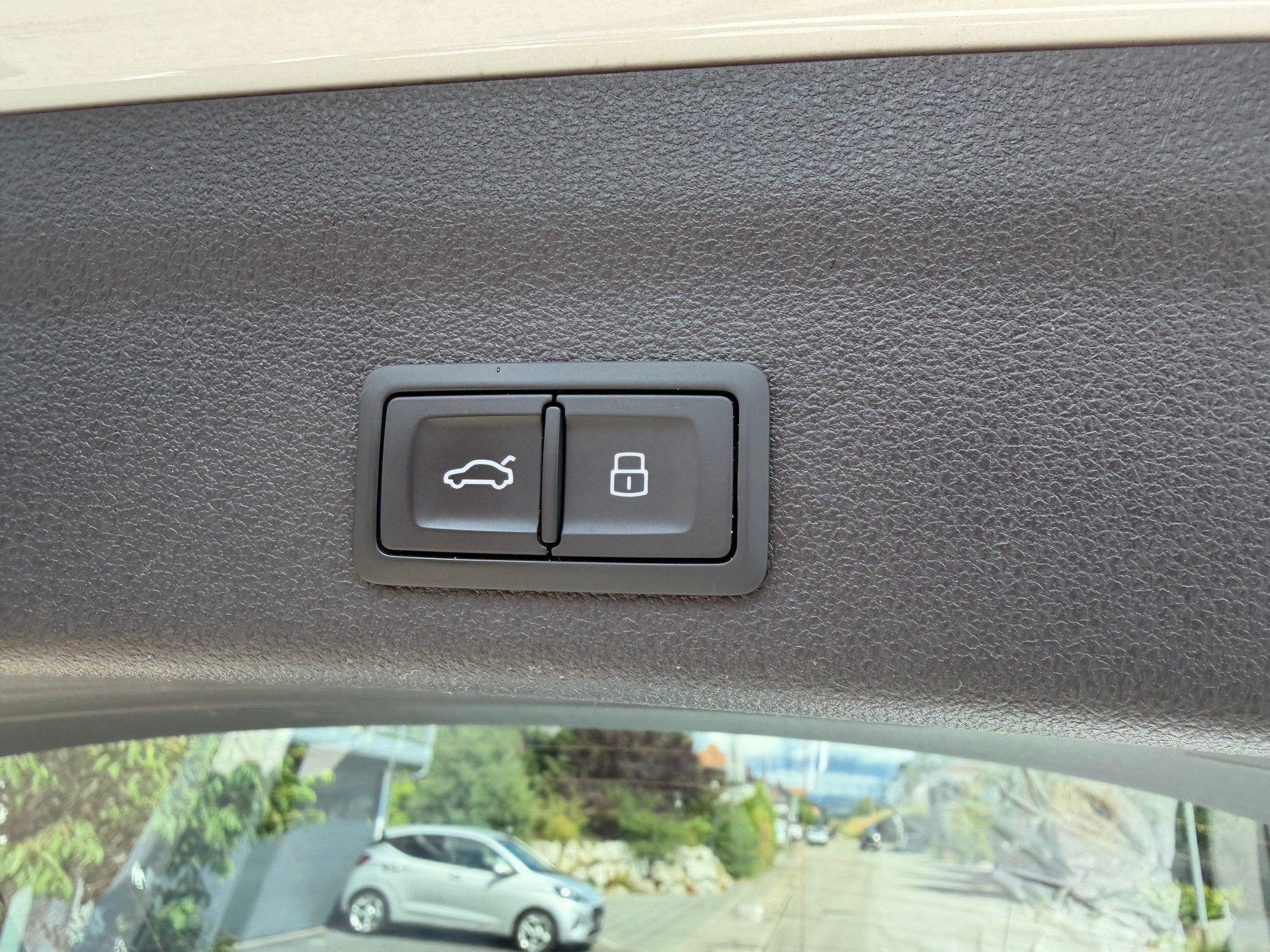 AUDI A6 Avant 40 TDI quattro S-tronic-image-12