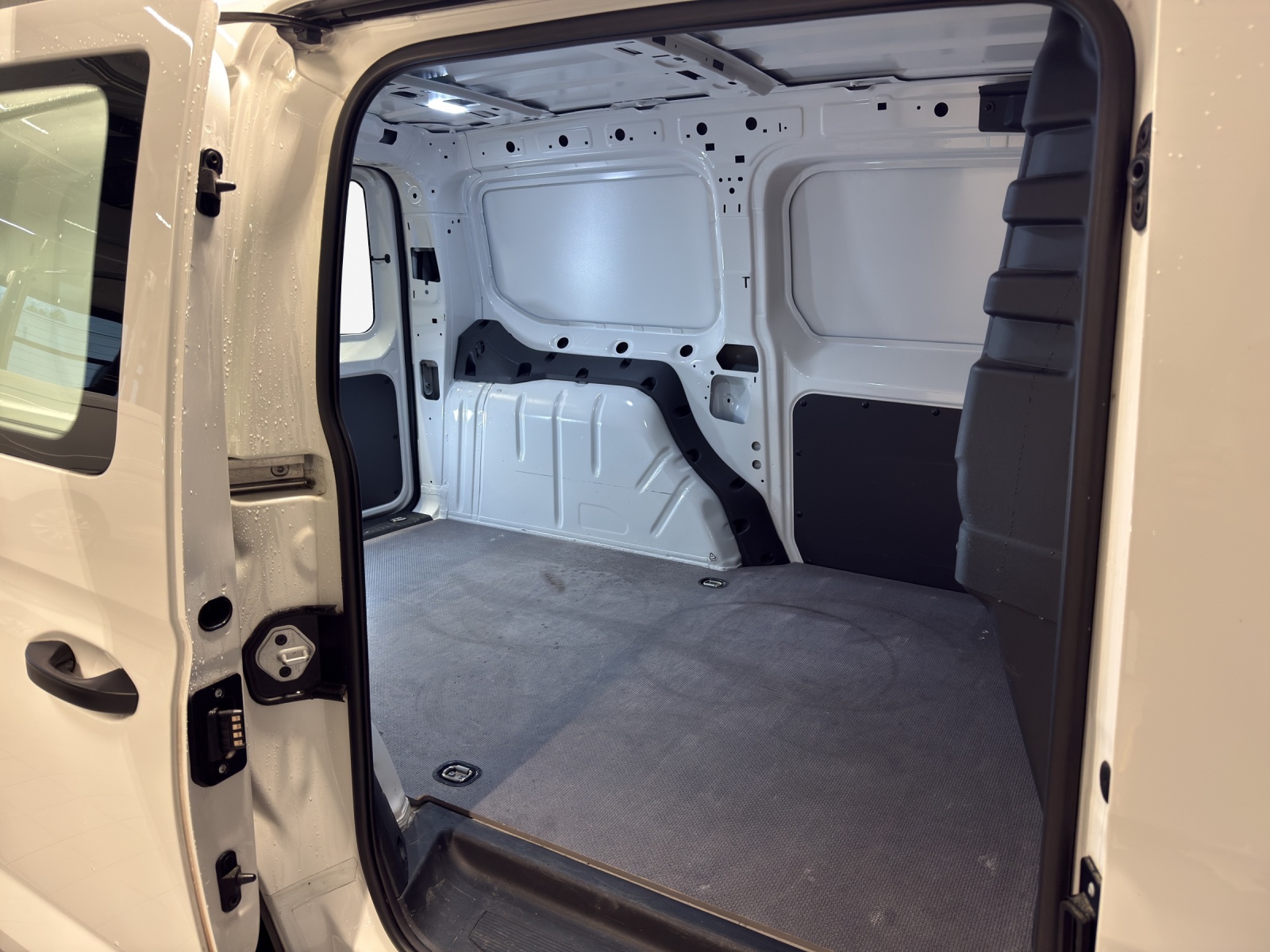 VW Caddy Cargo 2.0TDI Maxi 4Motion-image-11
