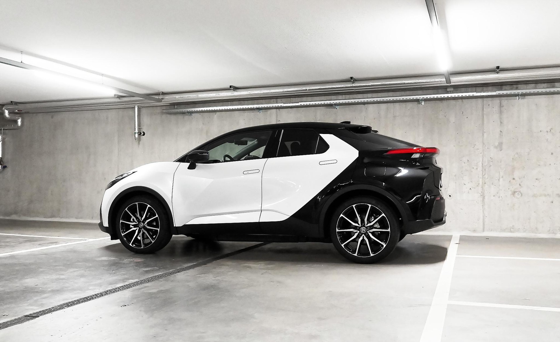 TOYOTA C-HR 2.0 PHEV GR Sport Premiere-image-23