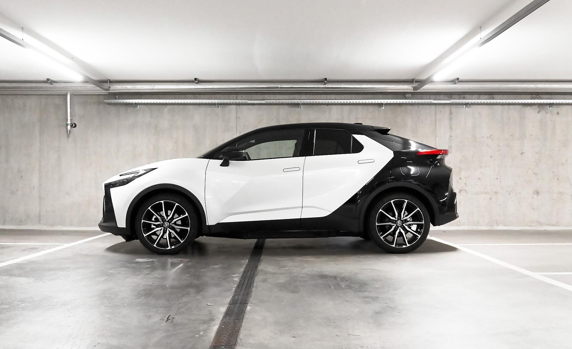 TOYOTA C-HR 2.0 PHEV GR Sport Premiere-image-20