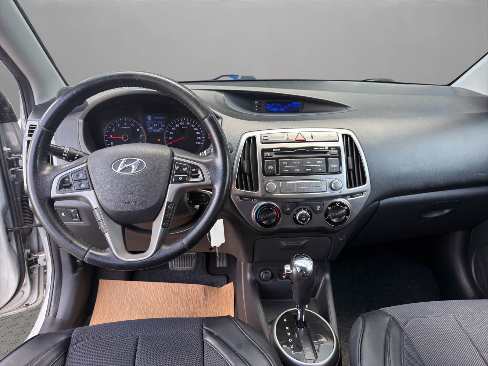 HYUNDAI i20 1.4 Premium Automatic-image-13