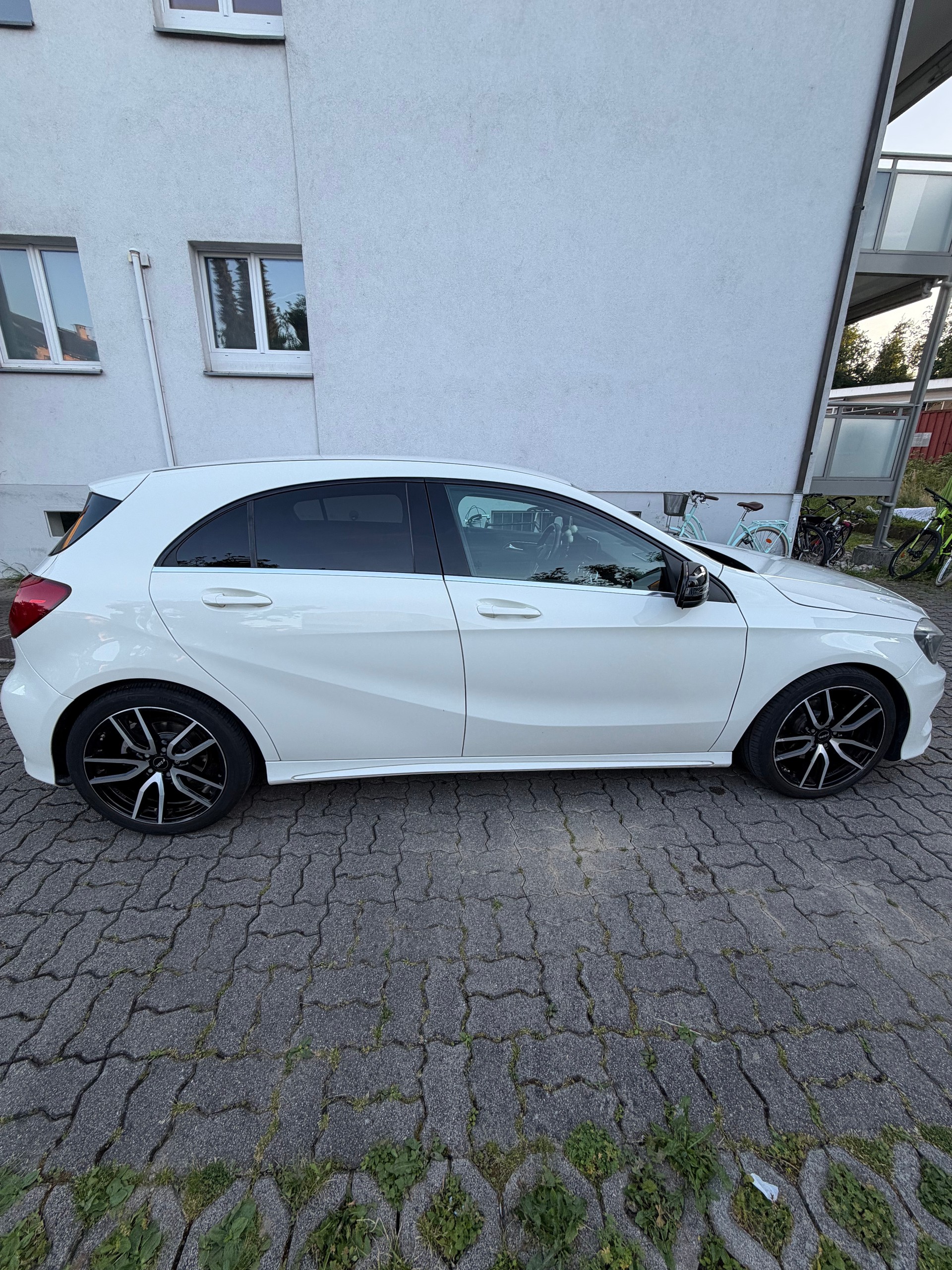 MERCEDES-BENZ A 180 AMG Line-image-3