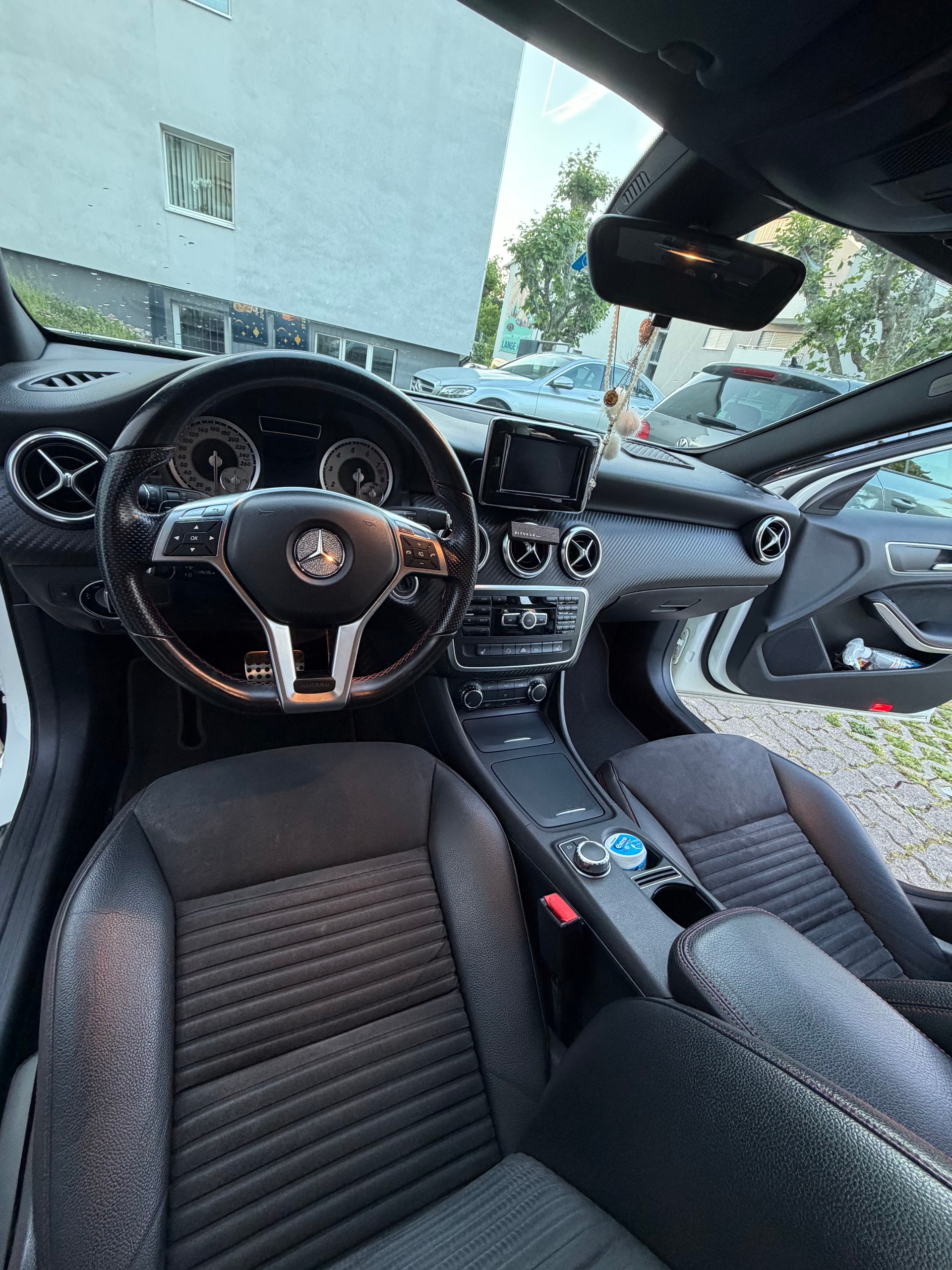 MERCEDES-BENZ A 180 AMG Line-image-2