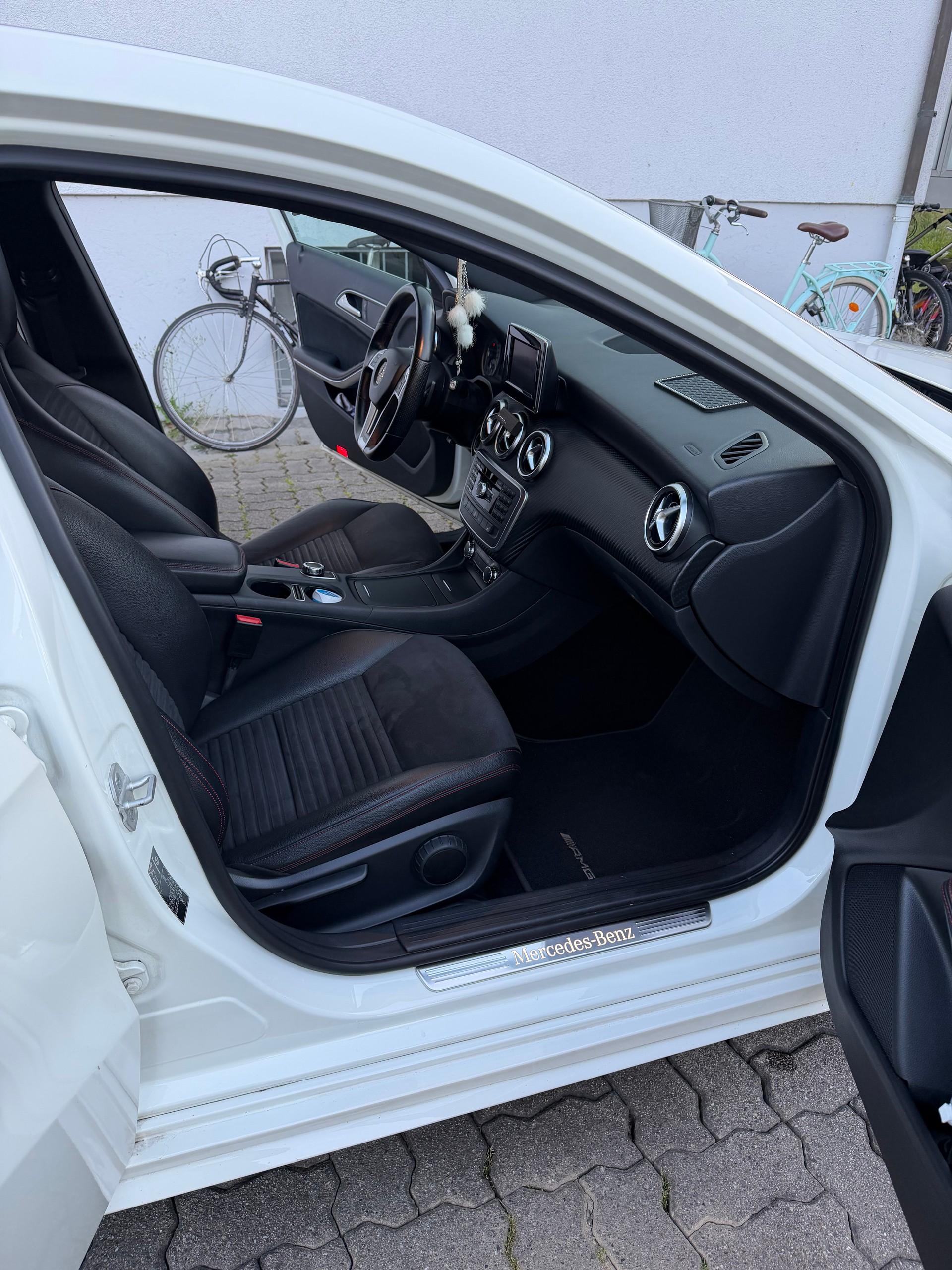 MERCEDES-BENZ A 180 AMG Line-image-4