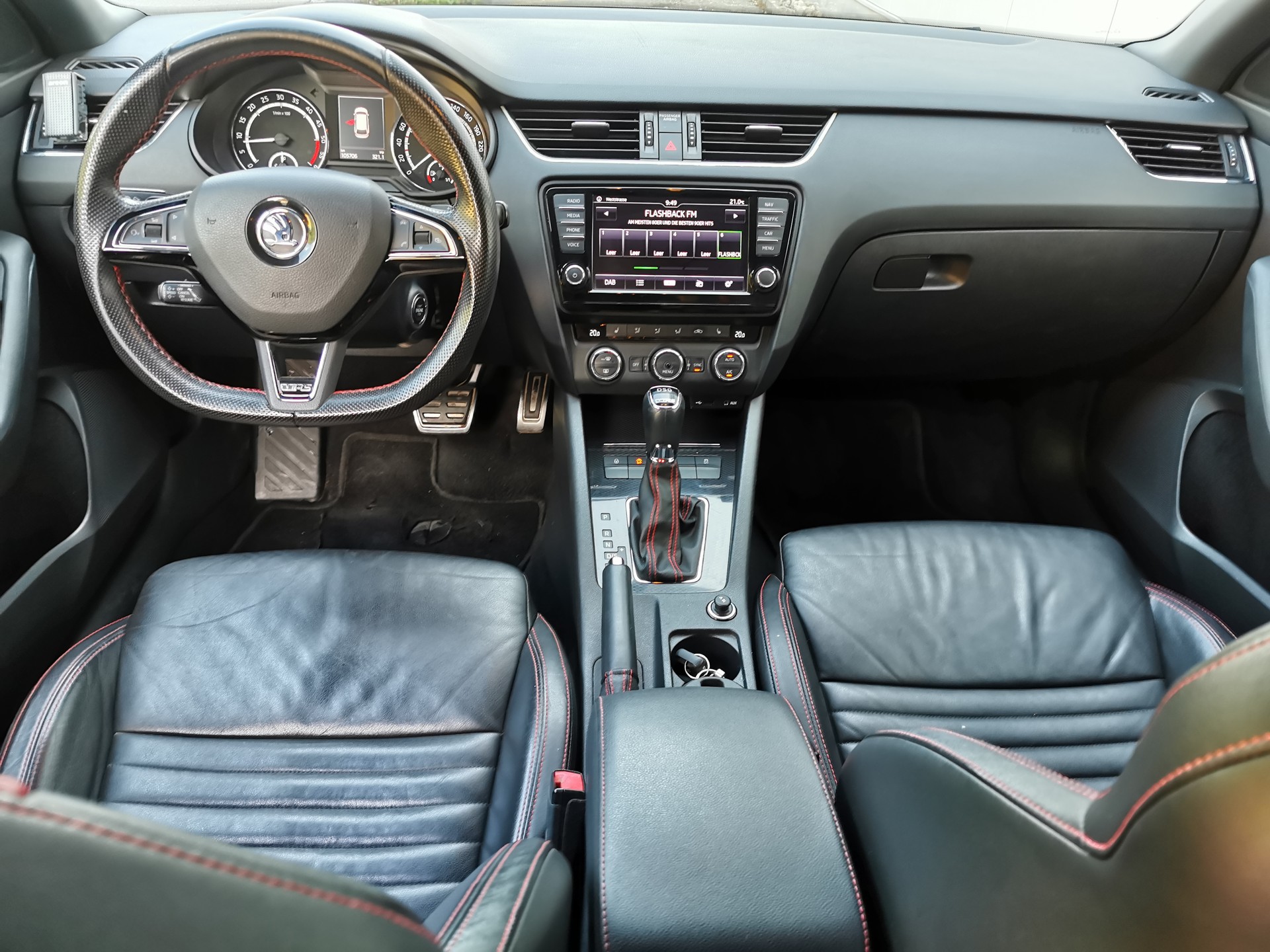 SKODA Octavia Combi 2.0 TDI RS 4x4 DSG-image-11