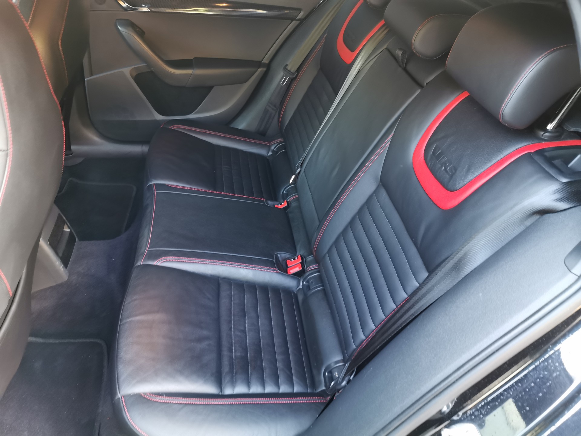 SKODA Octavia Combi 2.0 TDI RS 4x4 DSG-image-12