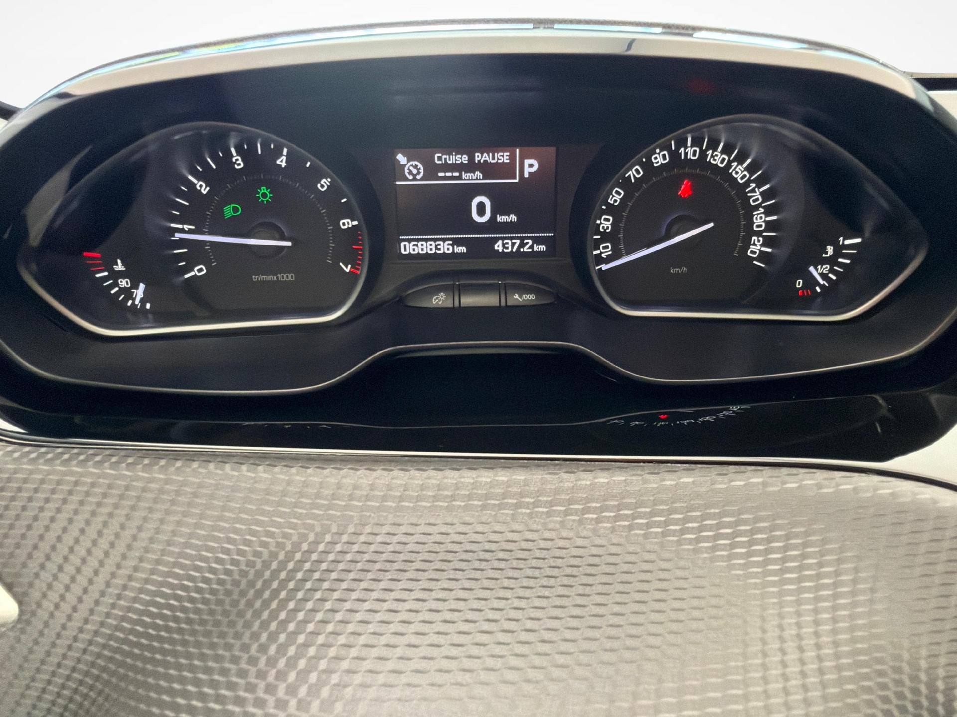 PEUGEOT 208 1.2 PureTech Allure S/S-image-12