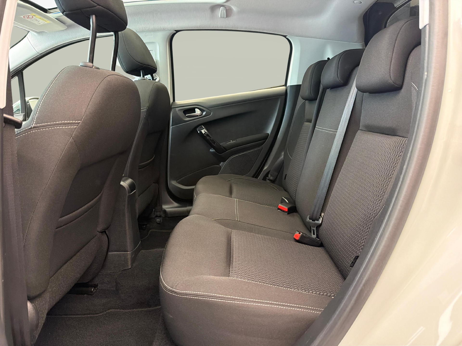 PEUGEOT 208 1.2 PureTech Allure S/S-image-10
