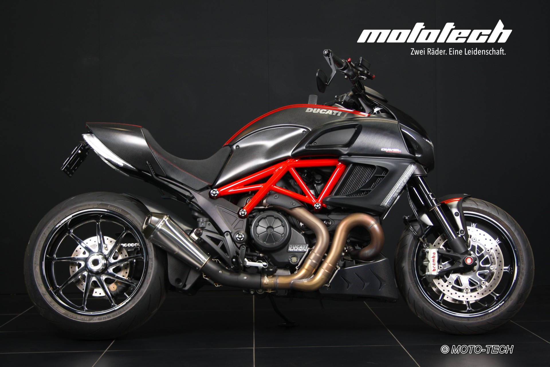 DUCATI Diavel Carbon-showroom-element-1