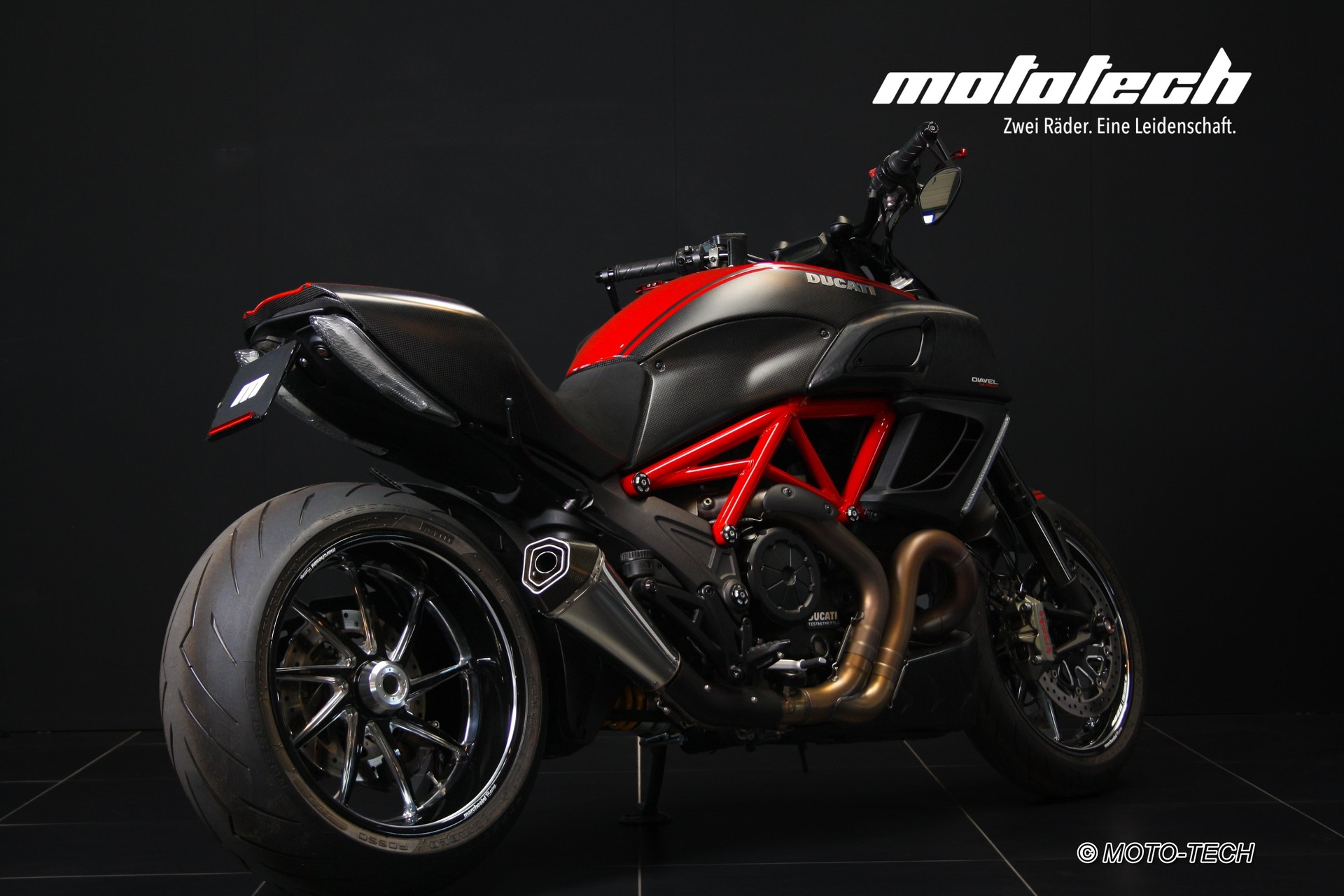 DUCATI Diavel Carbon-showroom-element-2