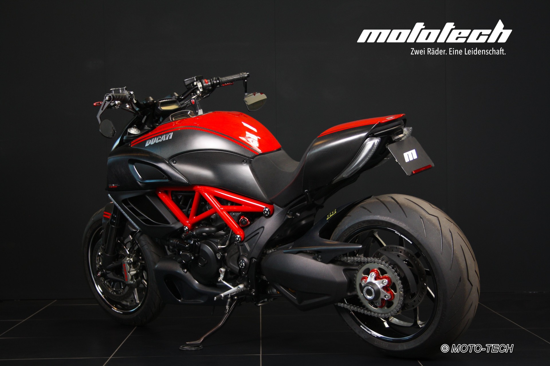 DUCATI Diavel Carbon-showroom-element-3