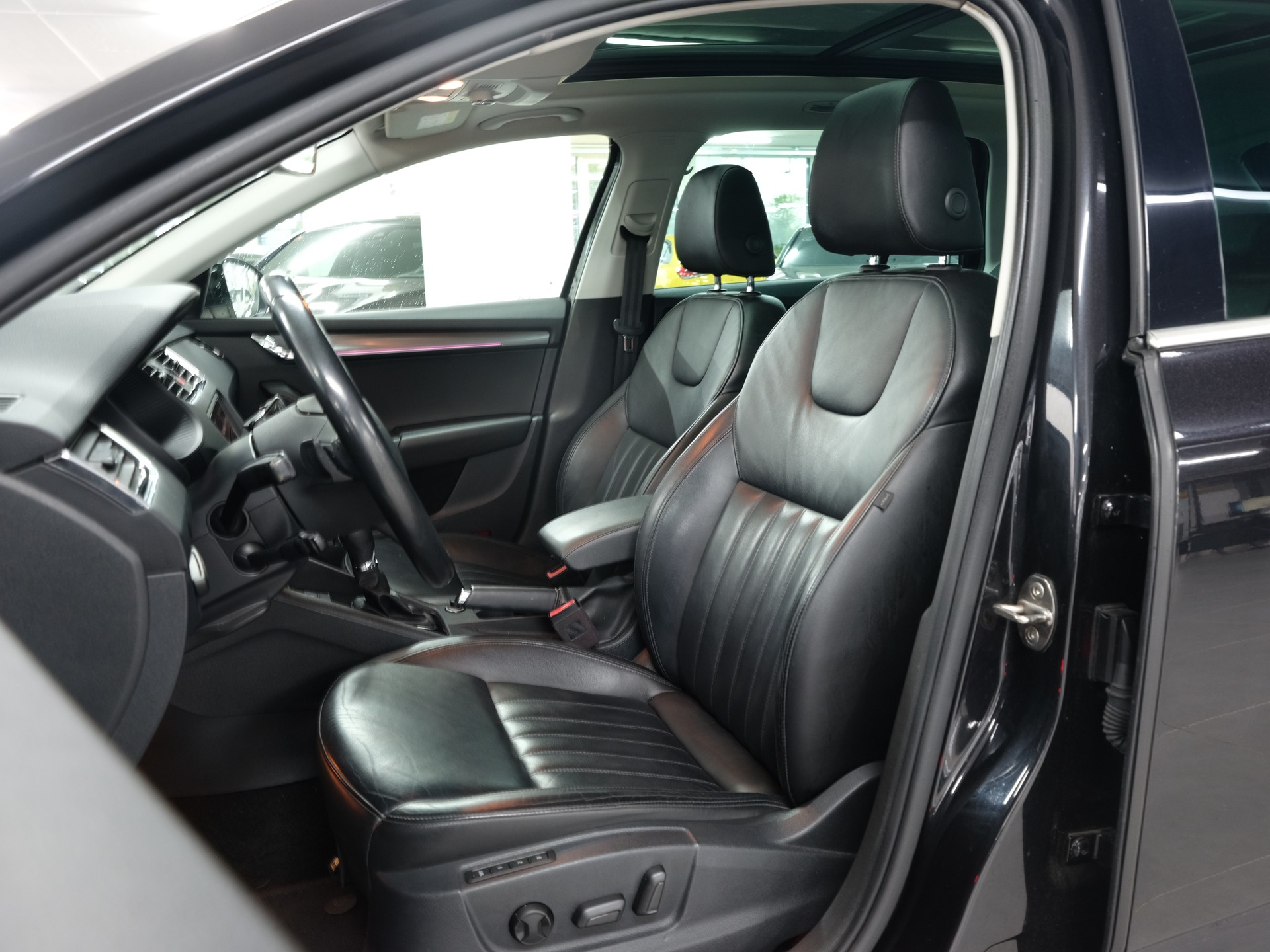 SKODA Octavia Combi 2.0 TSI Ambition 4x4 DSG *Panorama* *360 Kamera* *Facelift*-image-18