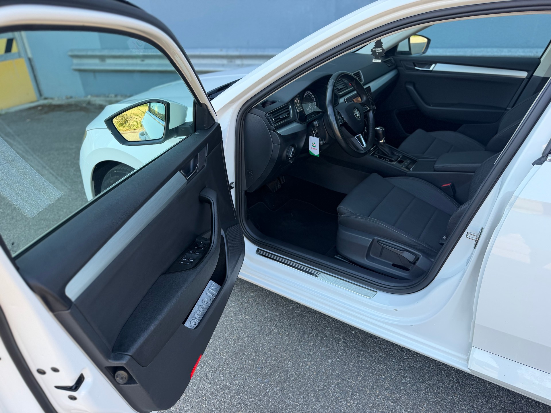 SKODA Superb Combi 2.0 TDi Ambition-image-16