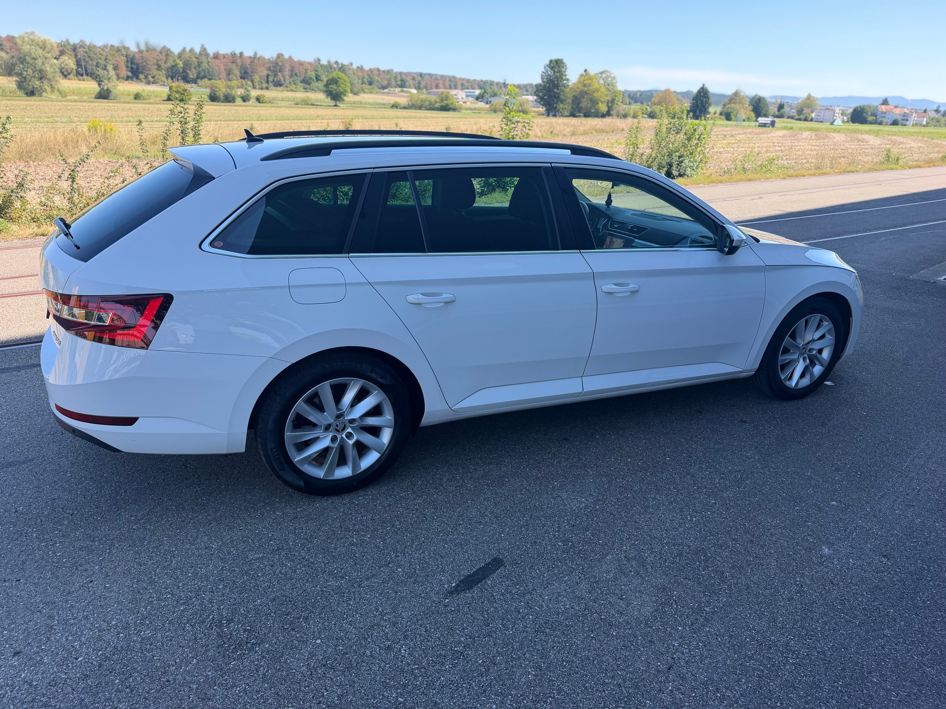SKODA Superb Combi 2.0 TDi Ambition-image-3