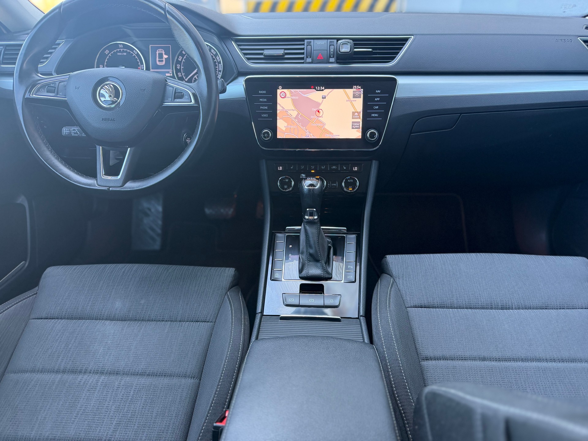 SKODA Superb Combi 2.0 TDi Ambition-image-12
