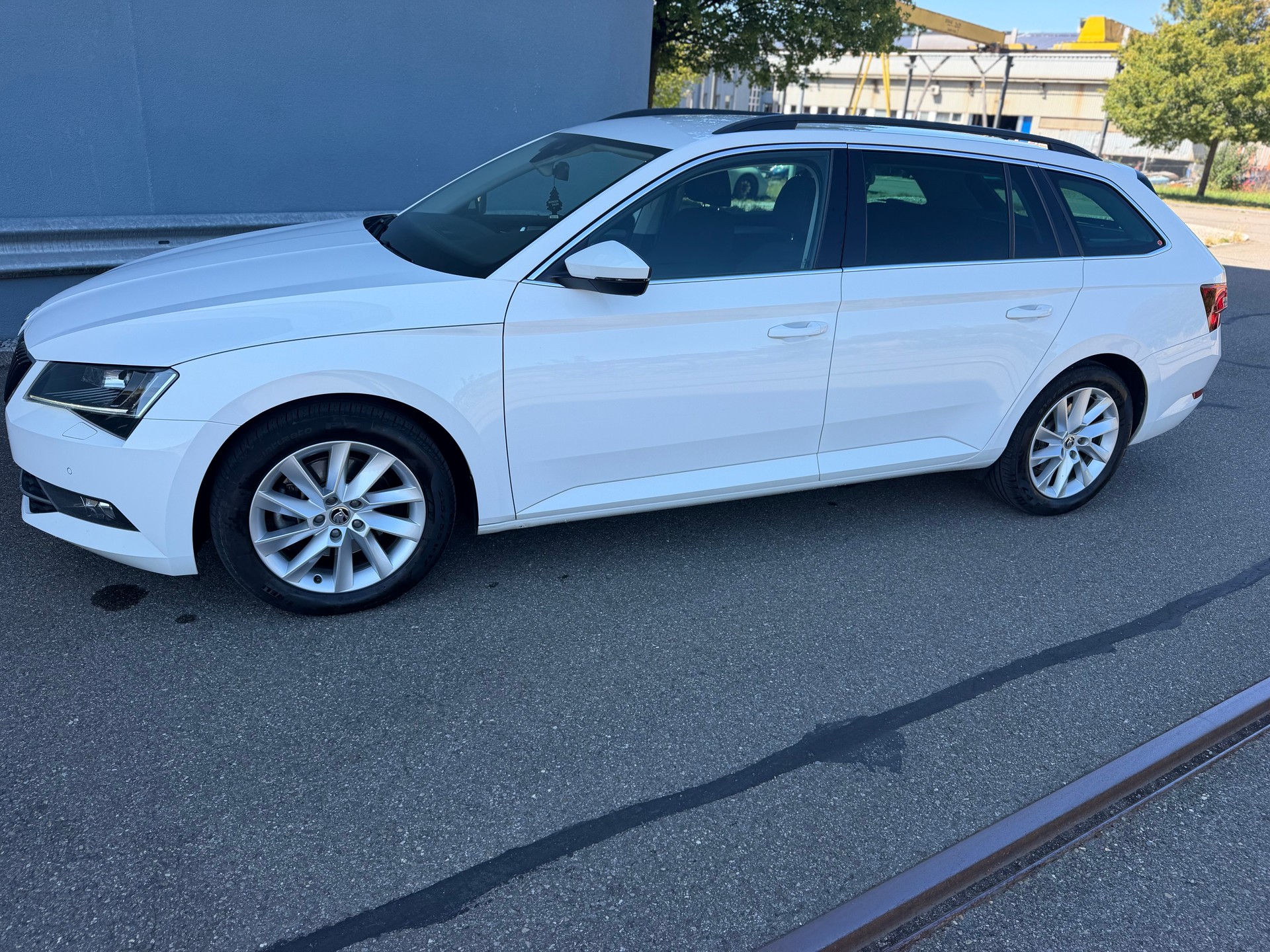 SKODA Superb Combi 2.0 TDi Ambition-image-19