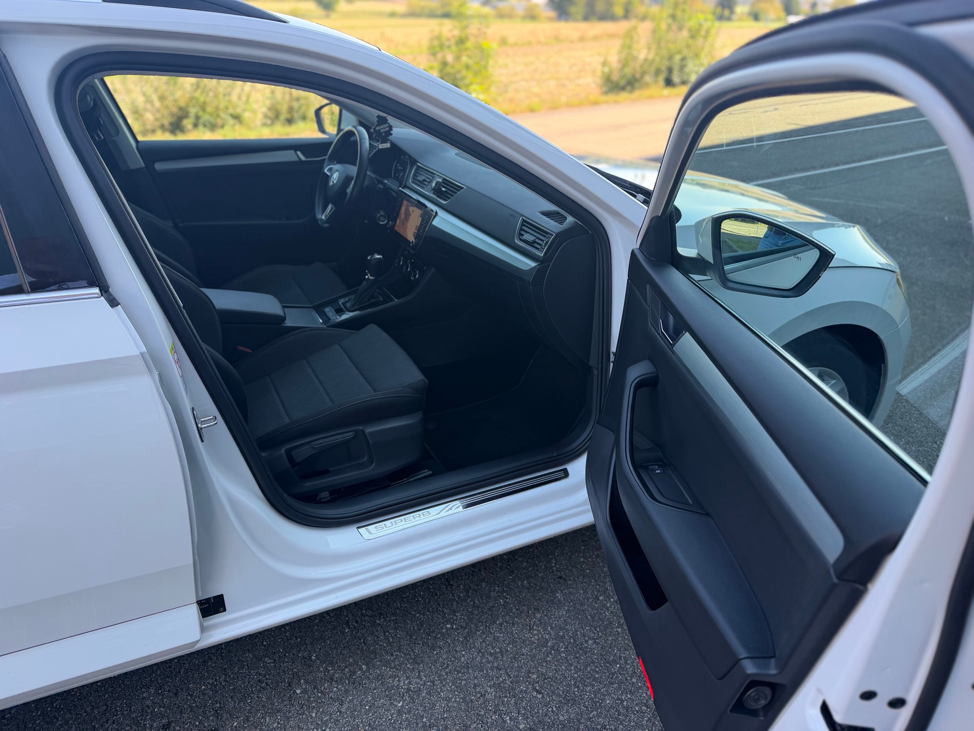 SKODA Superb Combi 2.0 TDi Ambition-image-13
