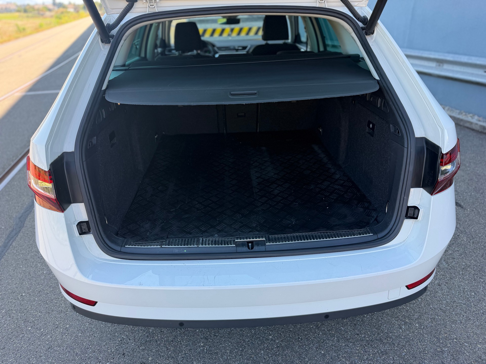 SKODA Superb Combi 2.0 TDi Ambition-image-8