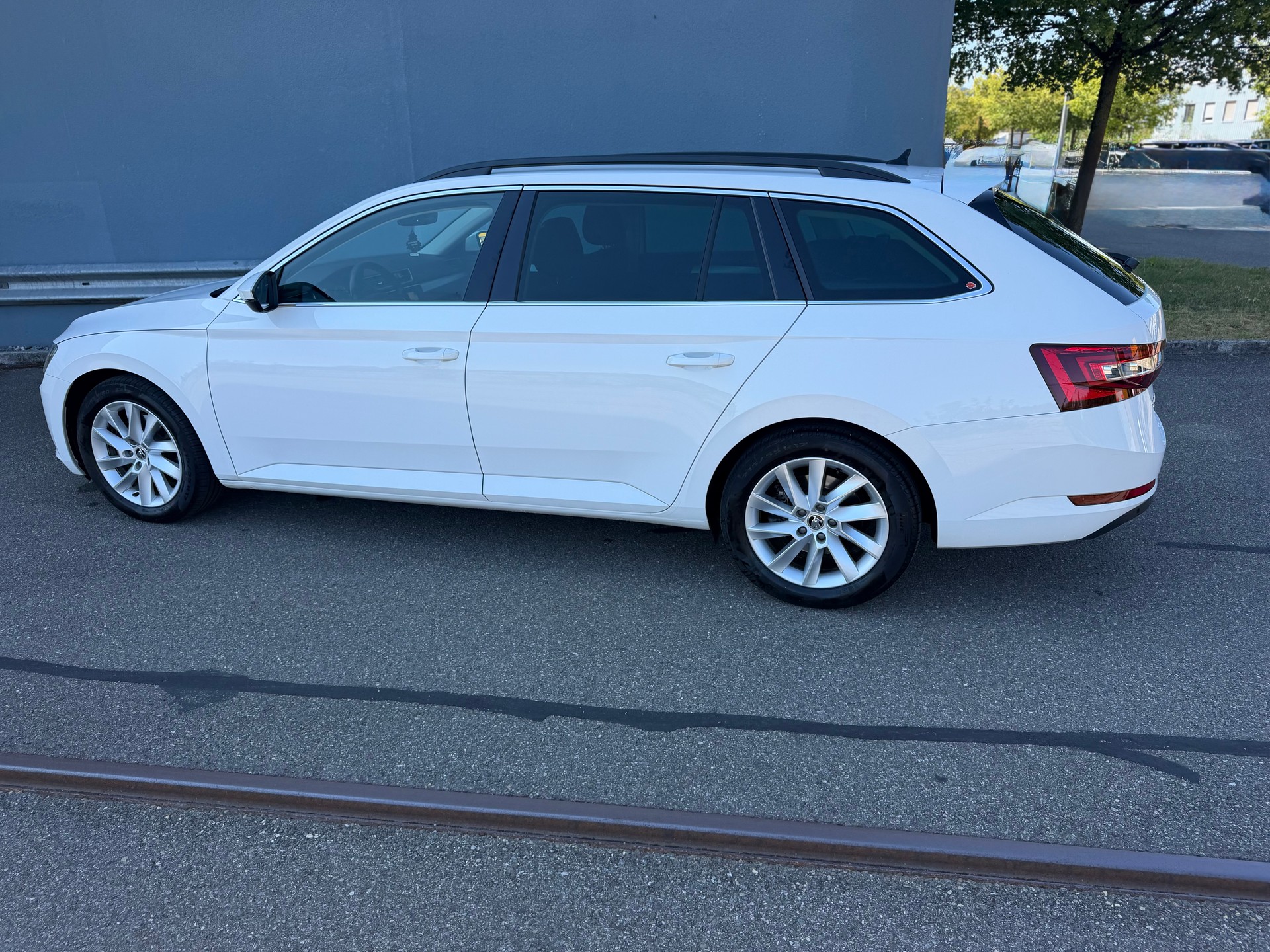 SKODA Superb Combi 2.0 TDi Ambition-image-7
