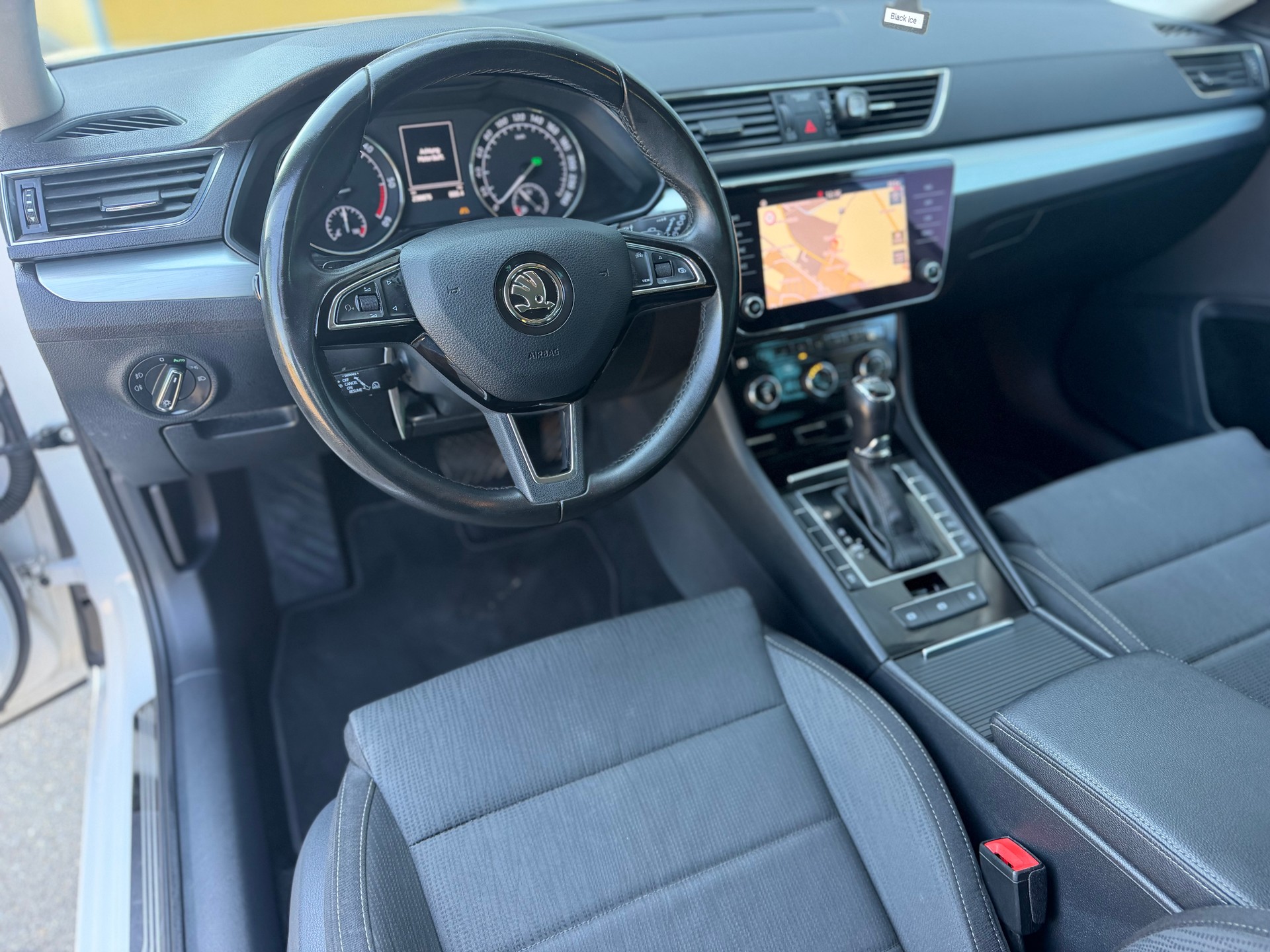 SKODA Superb Combi 2.0 TDi Ambition-image-17
