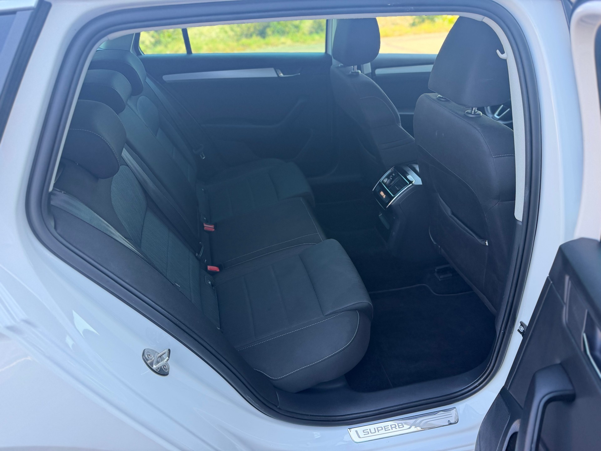 SKODA Superb Combi 2.0 TDi Ambition-image-10