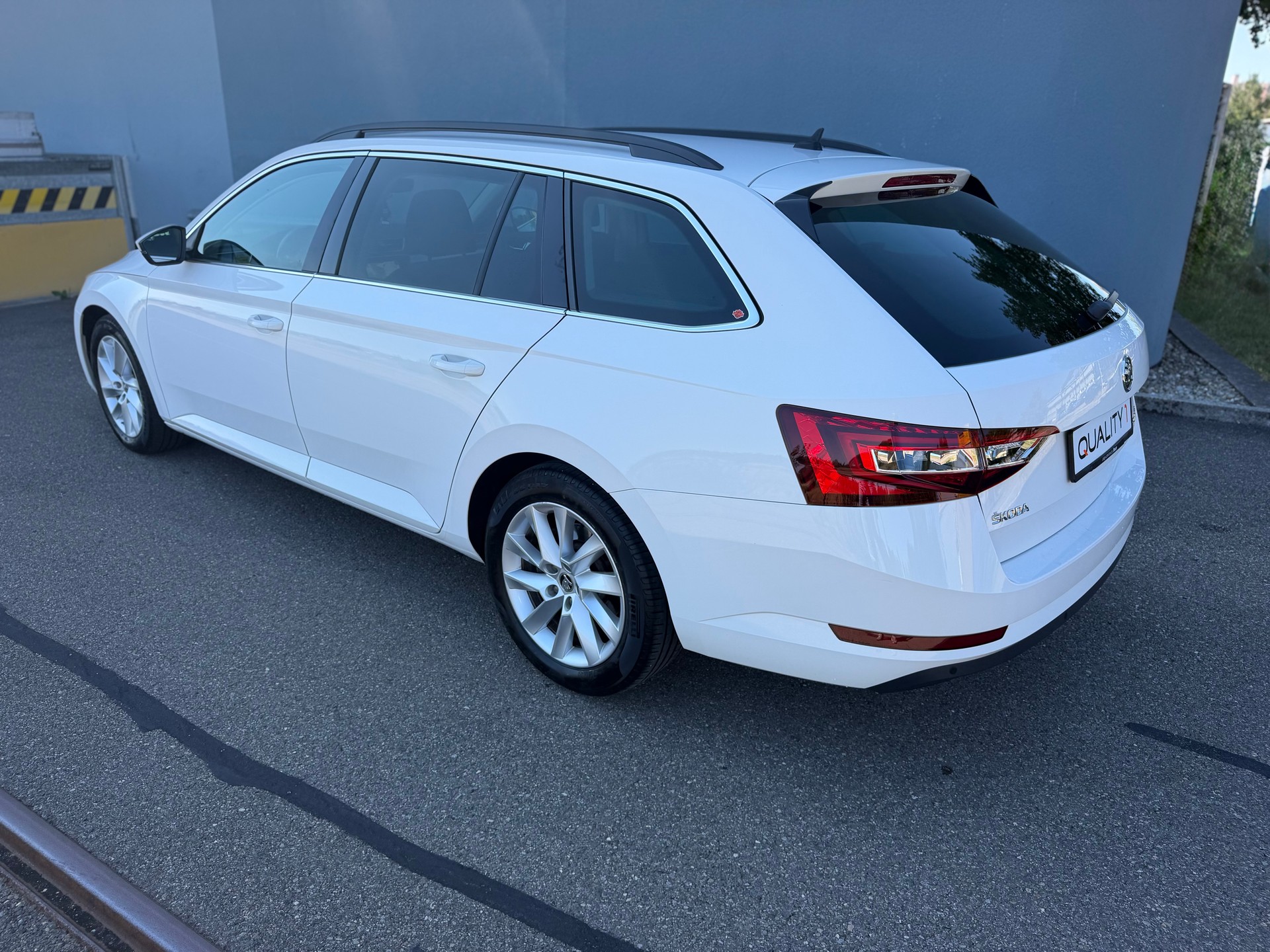 SKODA Superb Combi 2.0 TDi Ambition-image-6