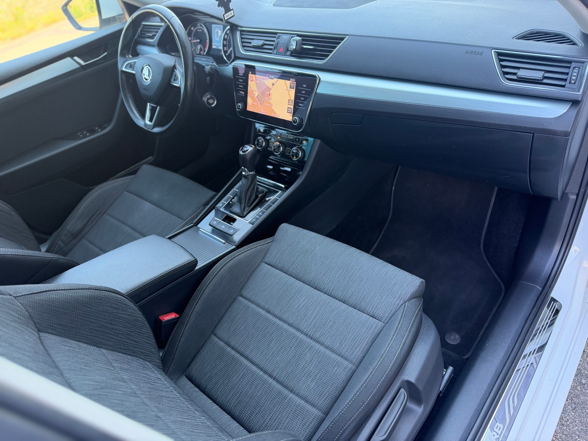 SKODA Superb Combi 2.0 TDi Ambition-image-14