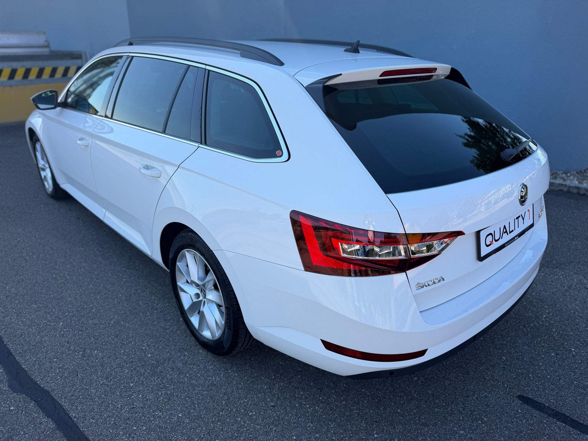 SKODA Superb Combi 2.0 TDi Ambition-image-22
