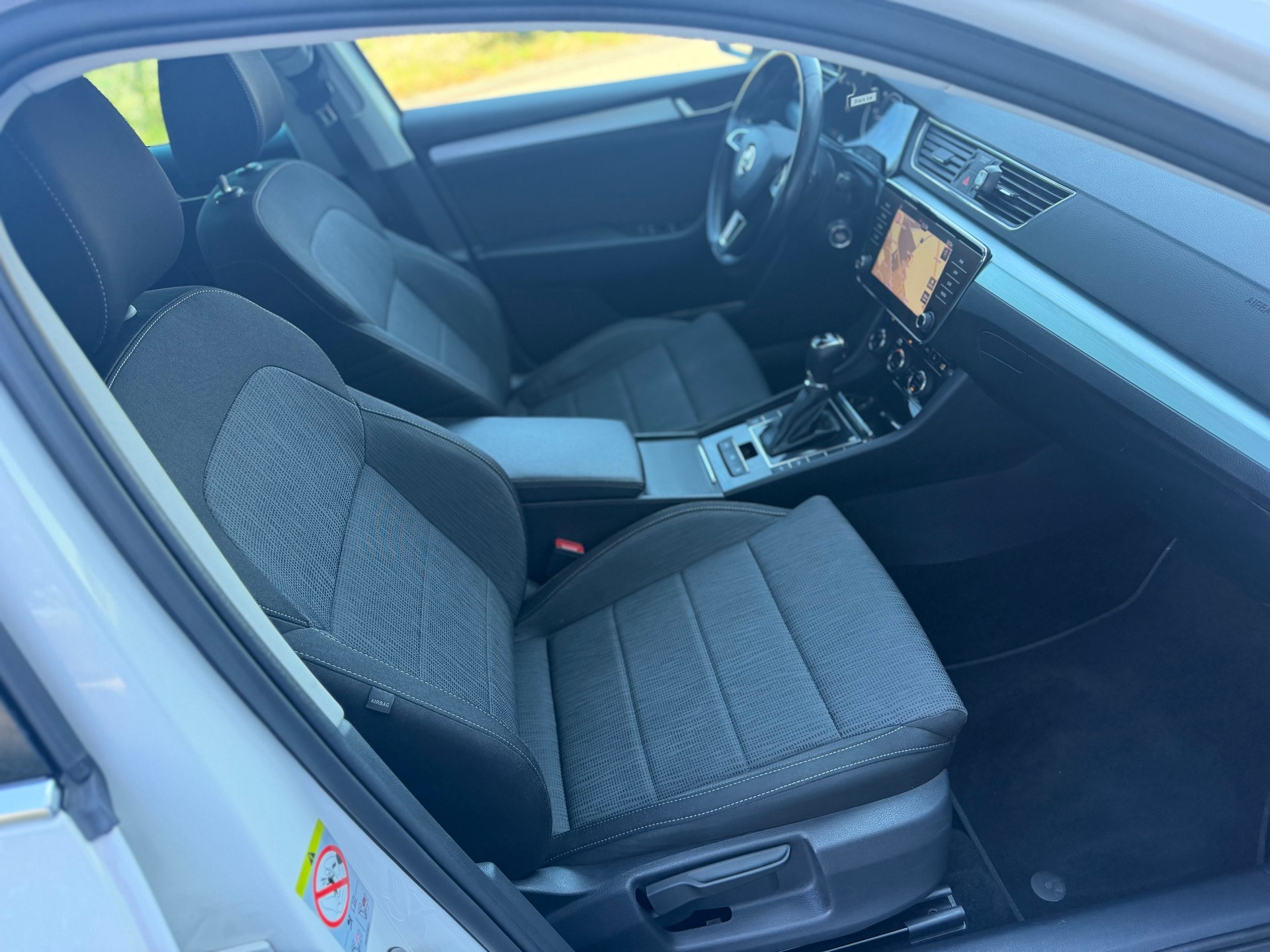 SKODA Superb Combi 2.0 TDi Ambition-image-15