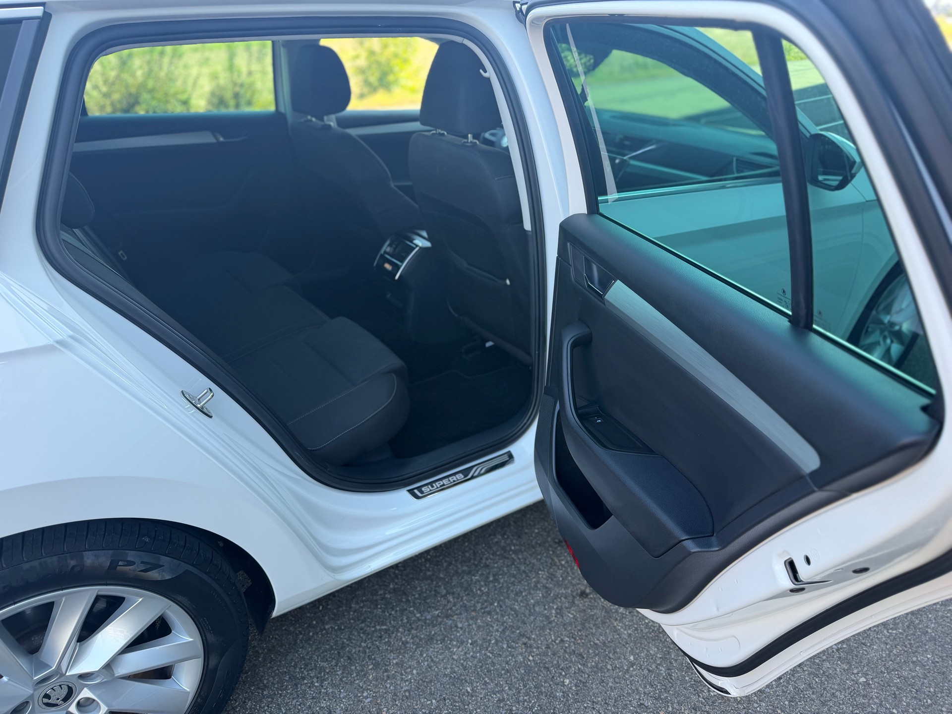 SKODA Superb Combi 2.0 TDi Ambition-image-9