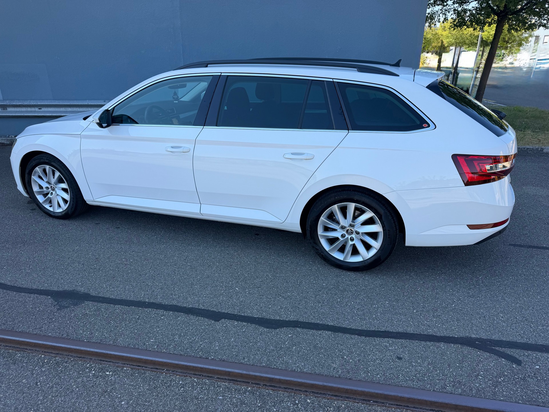 SKODA Superb Combi 2.0 TDi Ambition-image-23