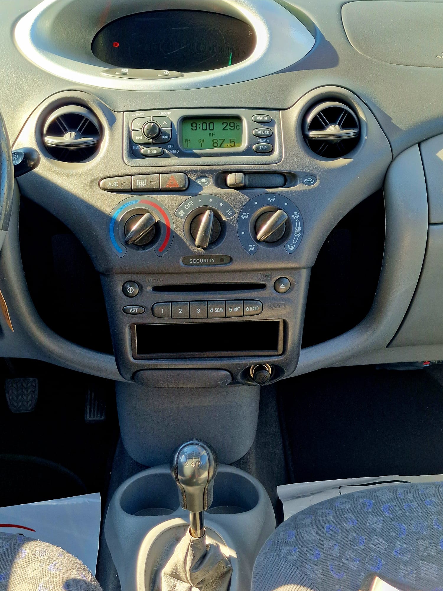 TOYOTA Yaris 1.4 D-4D Linea Luna-image-10