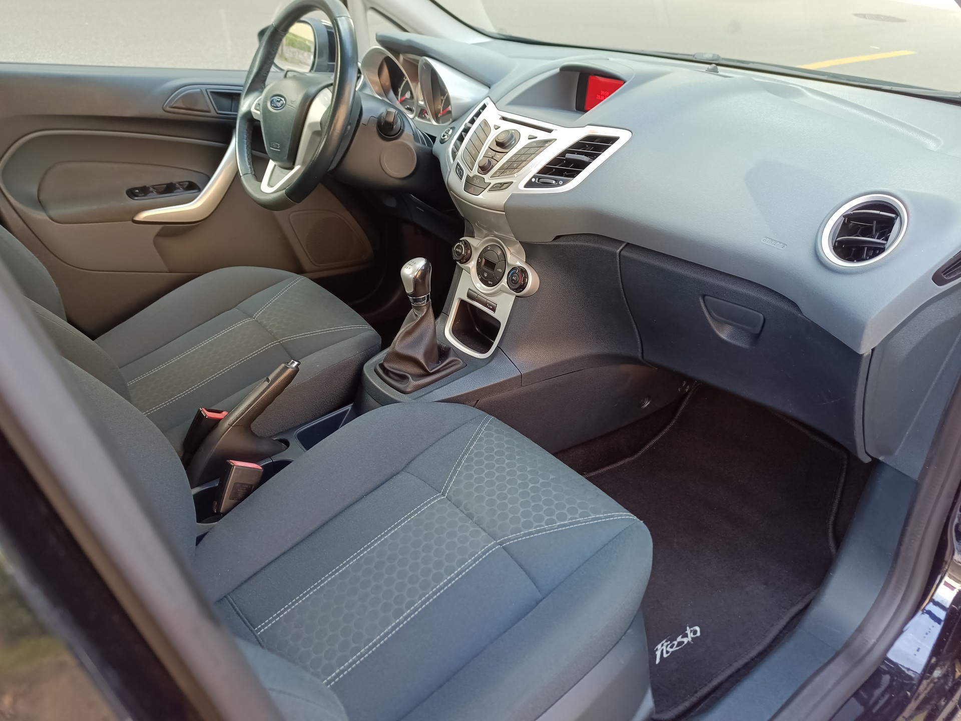 FORD Fiesta 1.6 16V Titanium-image-9