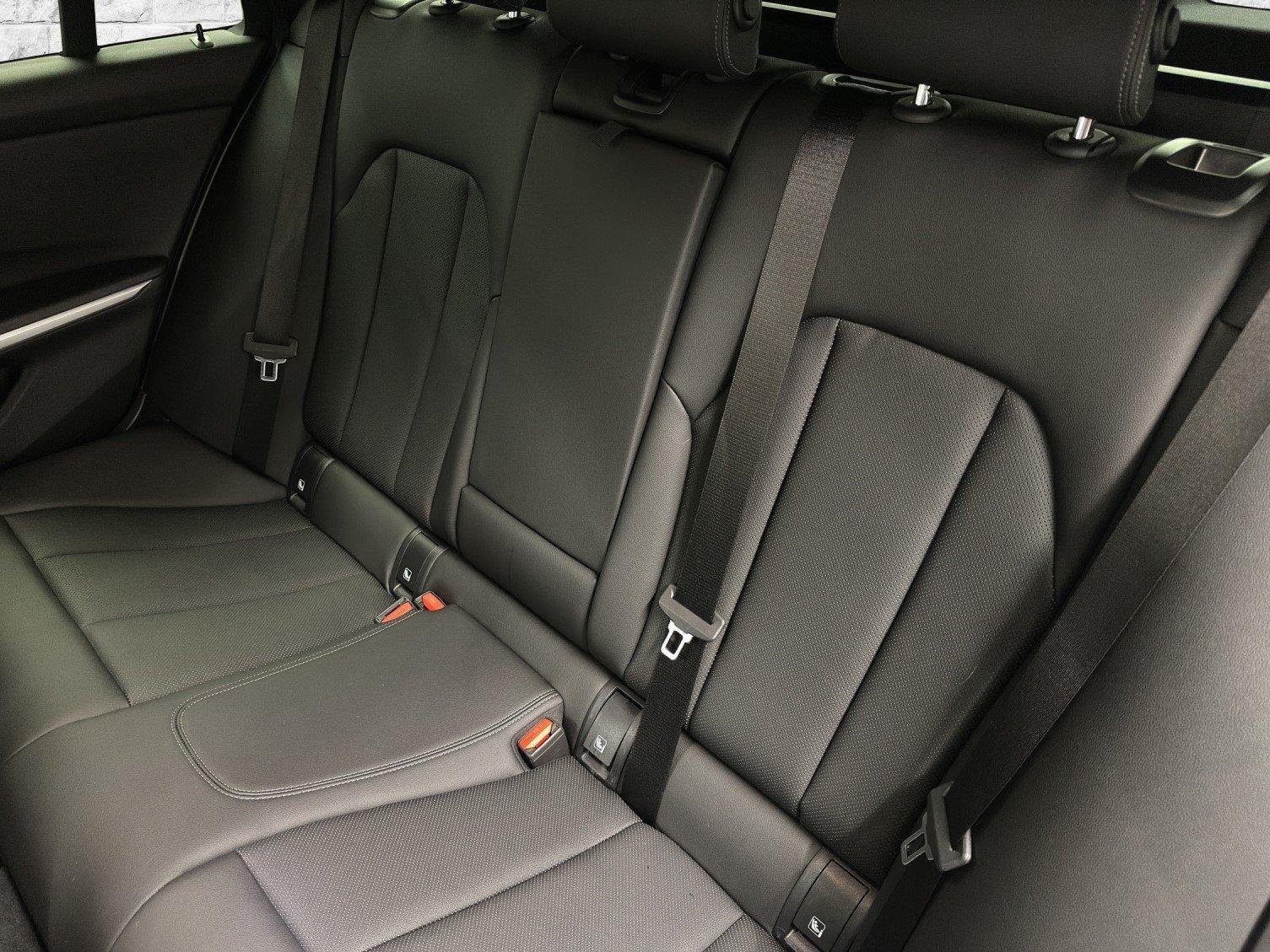 BMW 320d xDrive Touring-image-12
