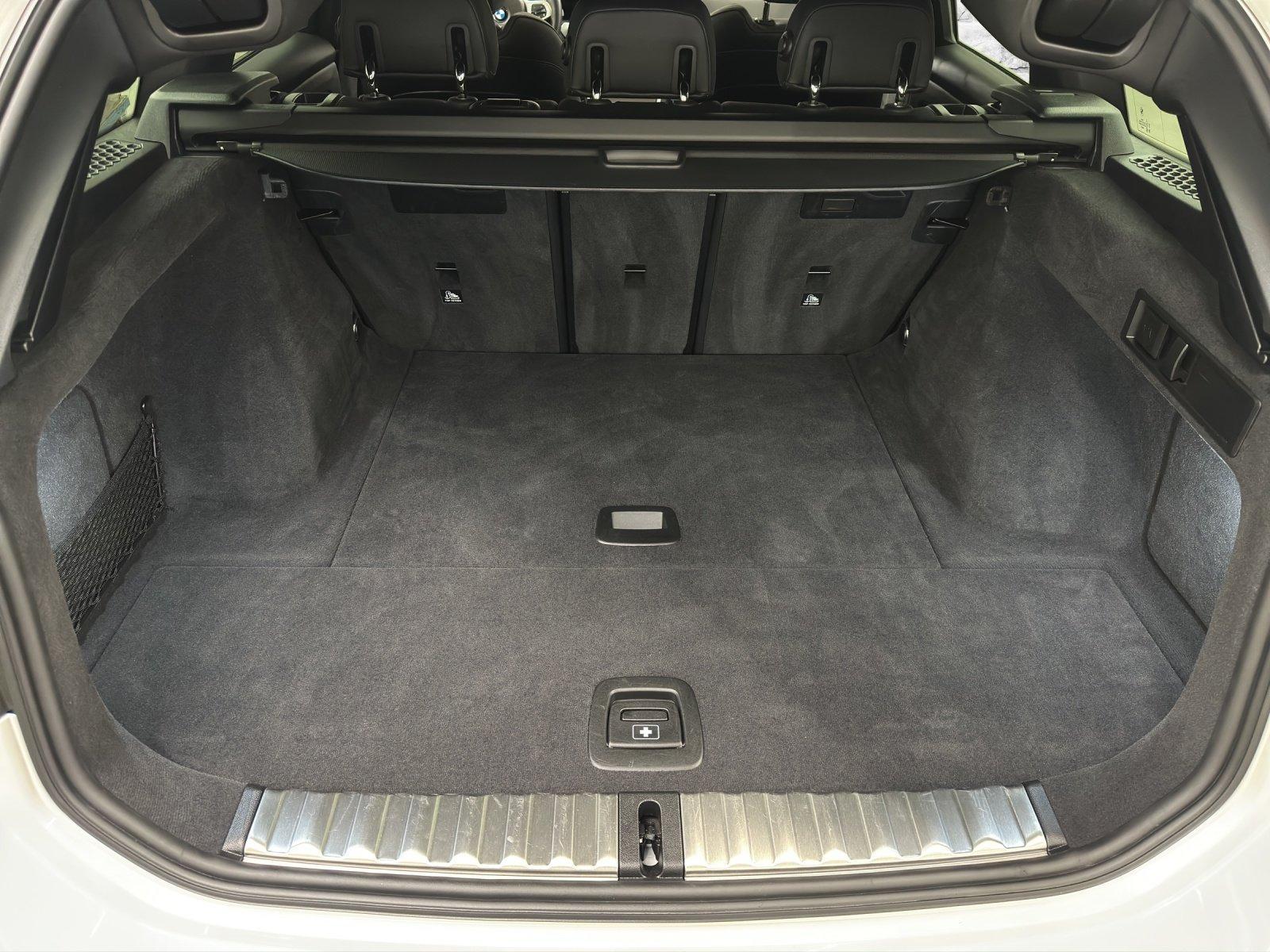 BMW 320d xDrive Touring-image-16
