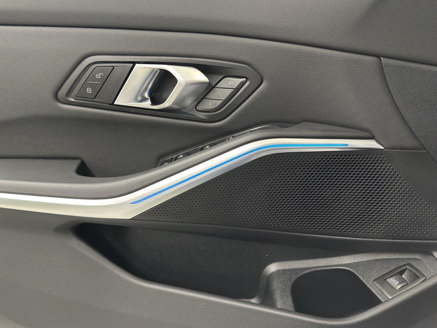 BMW 320d xDrive Touring-image-11
