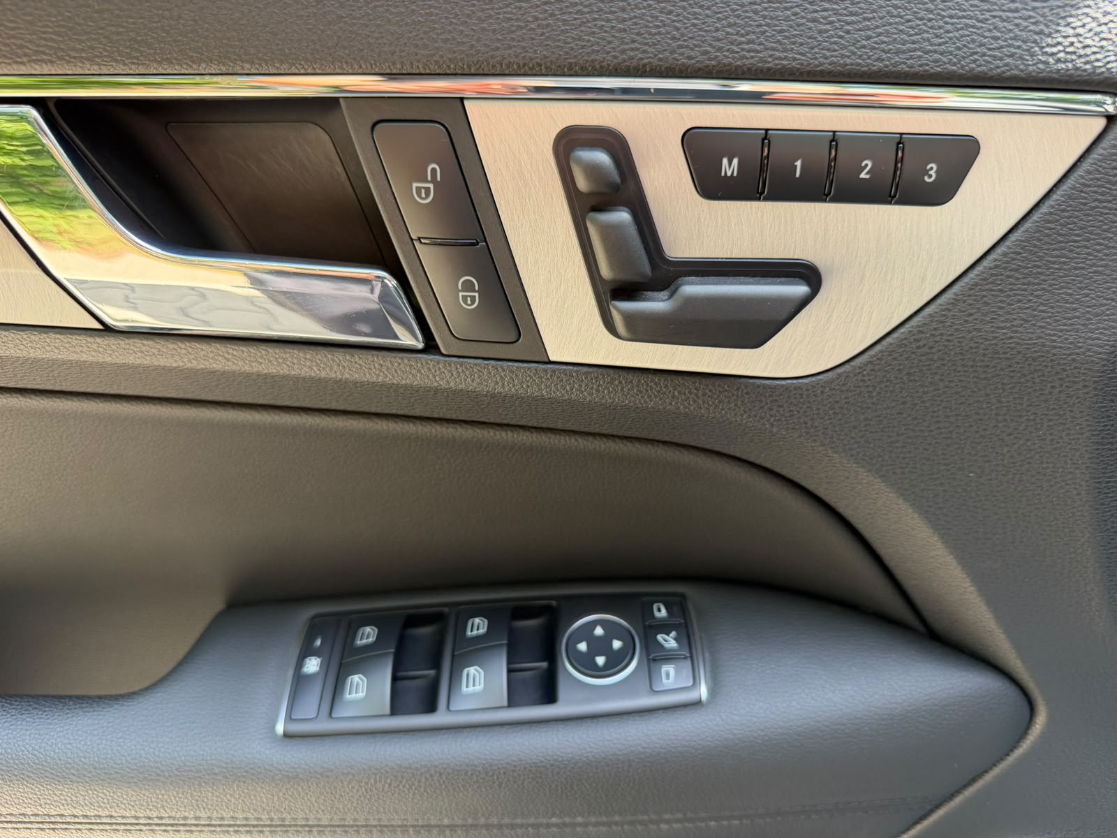MERCEDES-BENZ E 350 CGI BlueEfficiency 7G-Tronic AMG Line-image-18