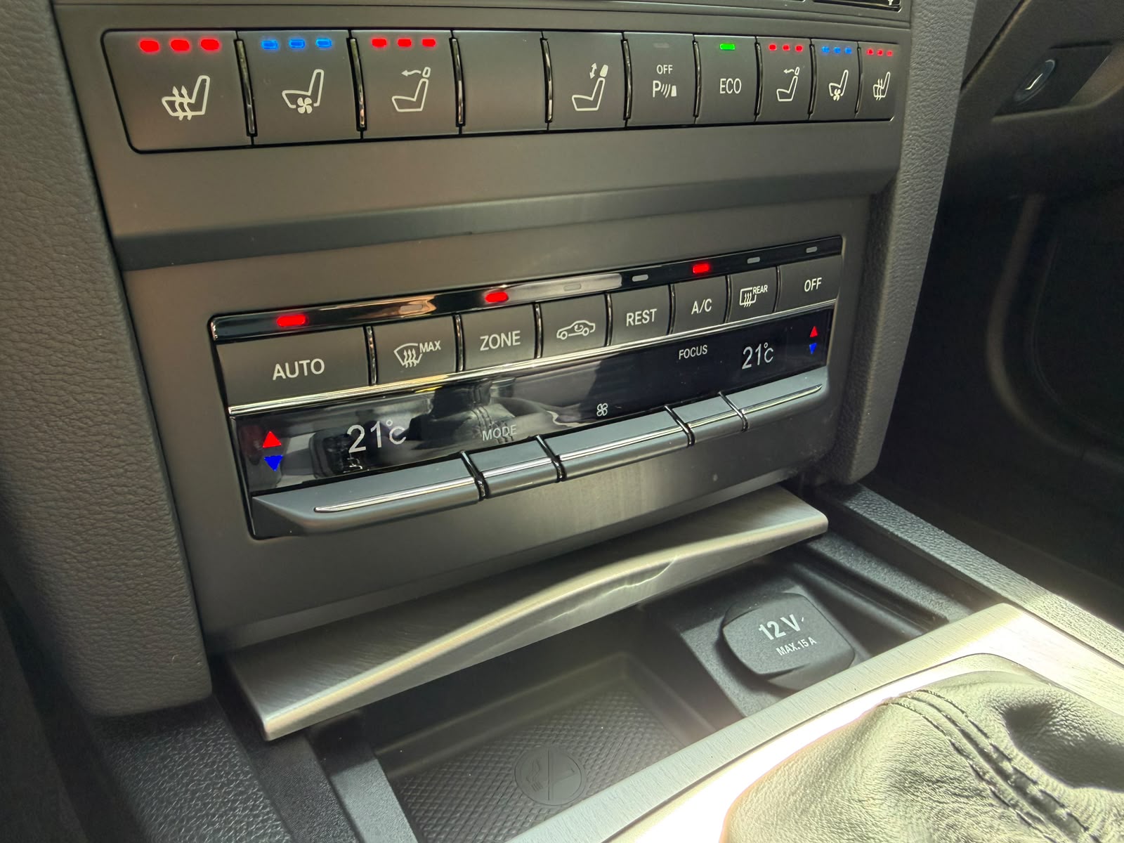 MERCEDES-BENZ E 350 CGI BlueEfficiency 7G-Tronic AMG Line-image-29