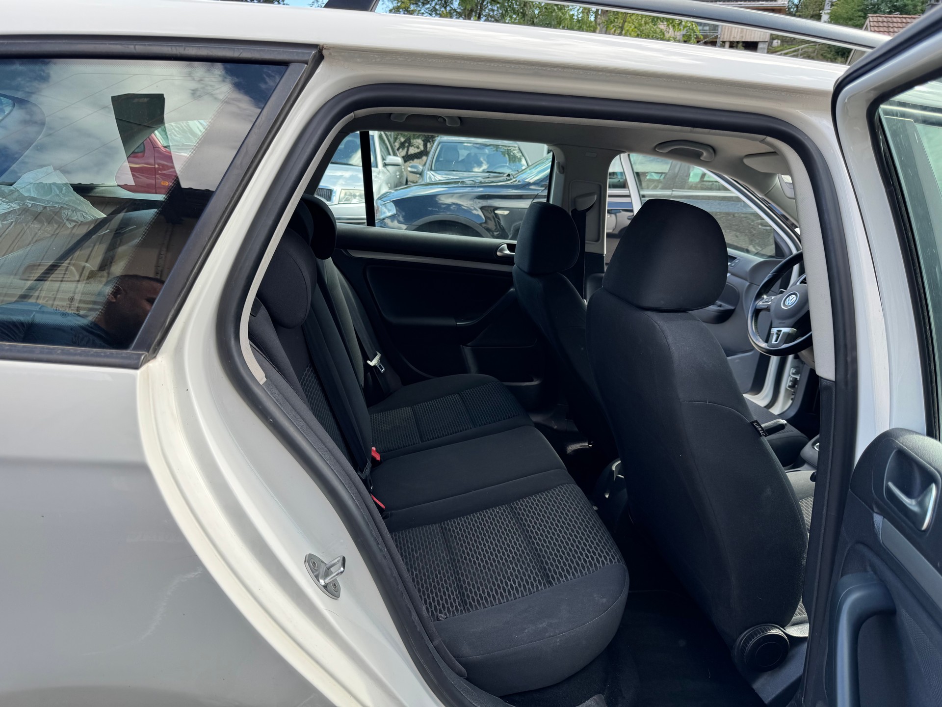 VW Golf Variant 1.6 TDI Team 4Motion-image-4