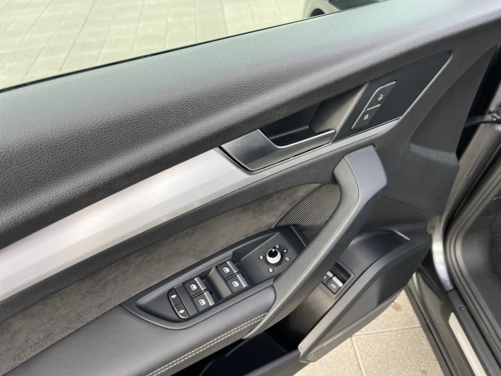 AUDI Q5 55 TFSI e sport quattro-image-10