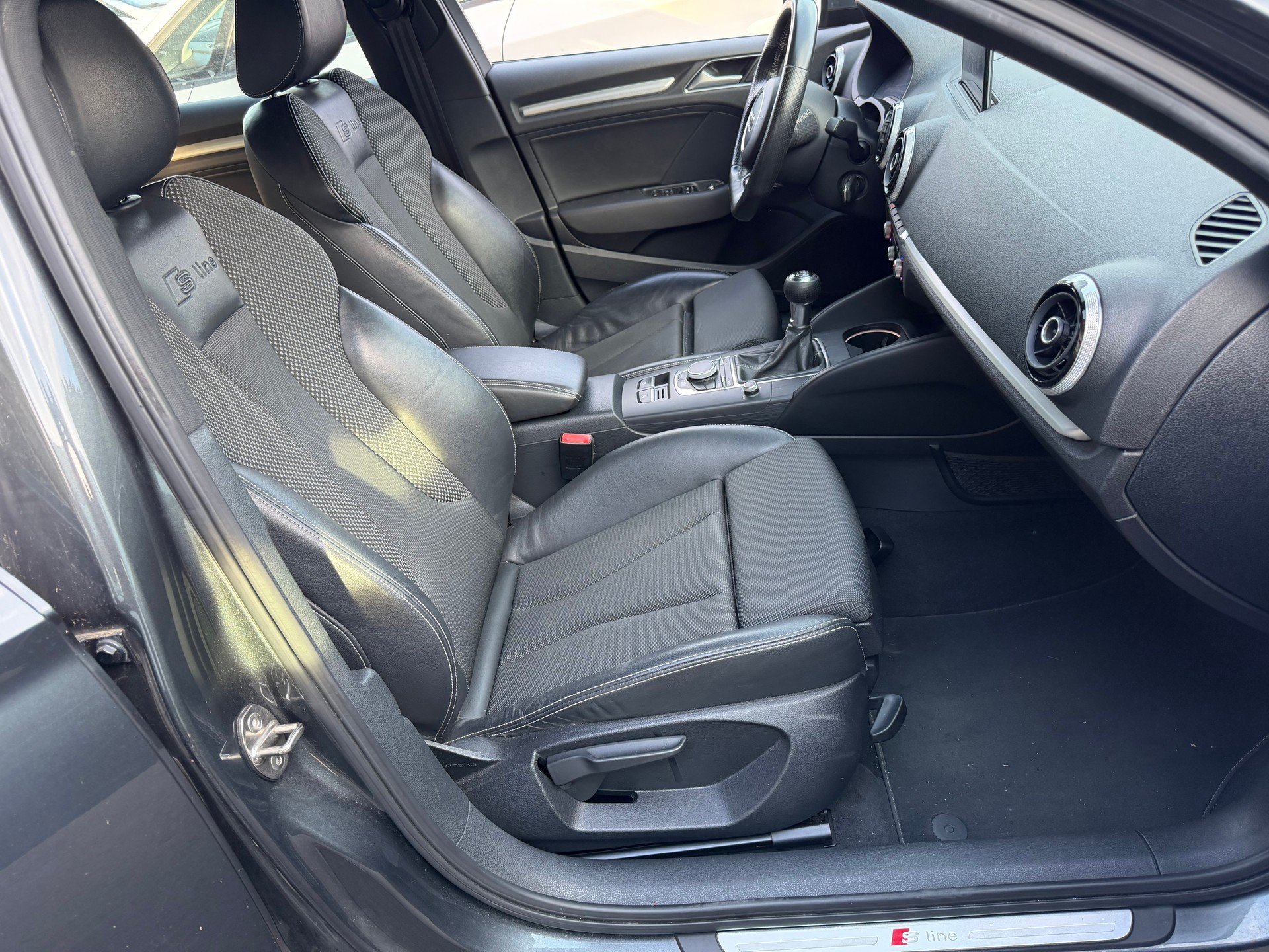 AUDI A3 Limousine 2.0 TDI S-Line-image-6