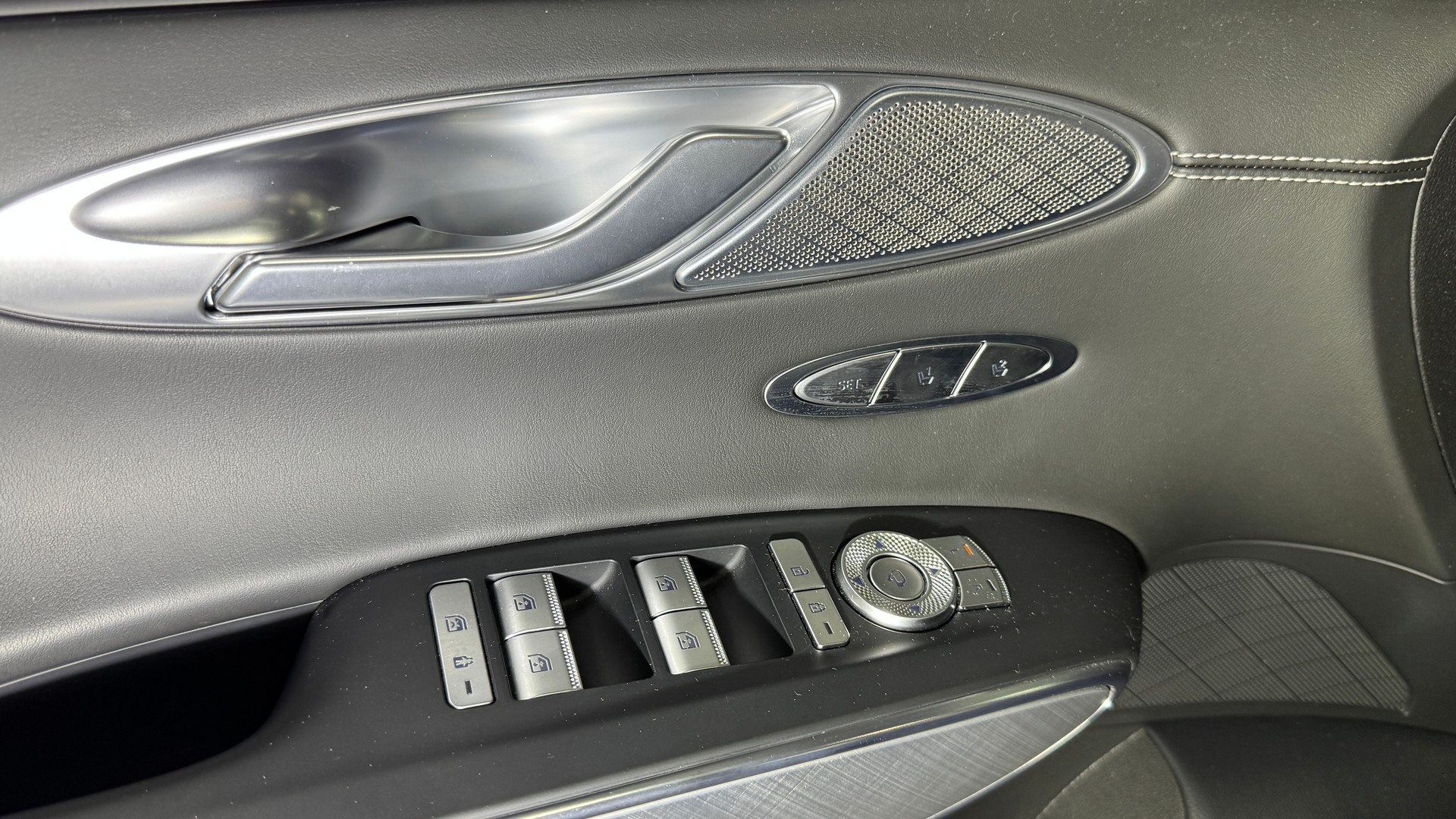 GENESIS GV70 Electrified Sport kWh 77,4 AWD / Absolute VOLLAUSSTATTUNG inkl. AHK-image-17