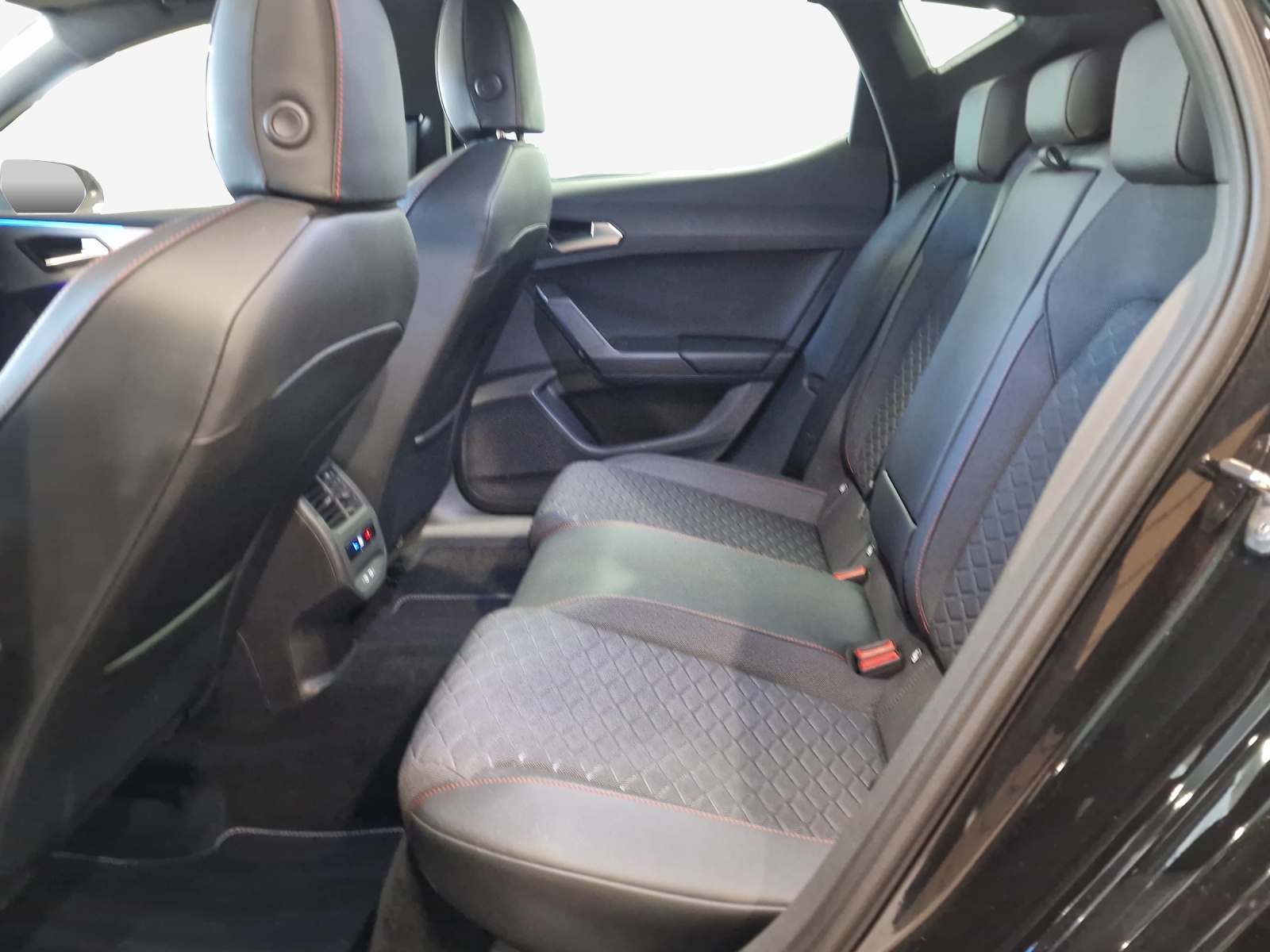 SEAT Leon 1.5 eTSI mHEV DSG FR-image-11