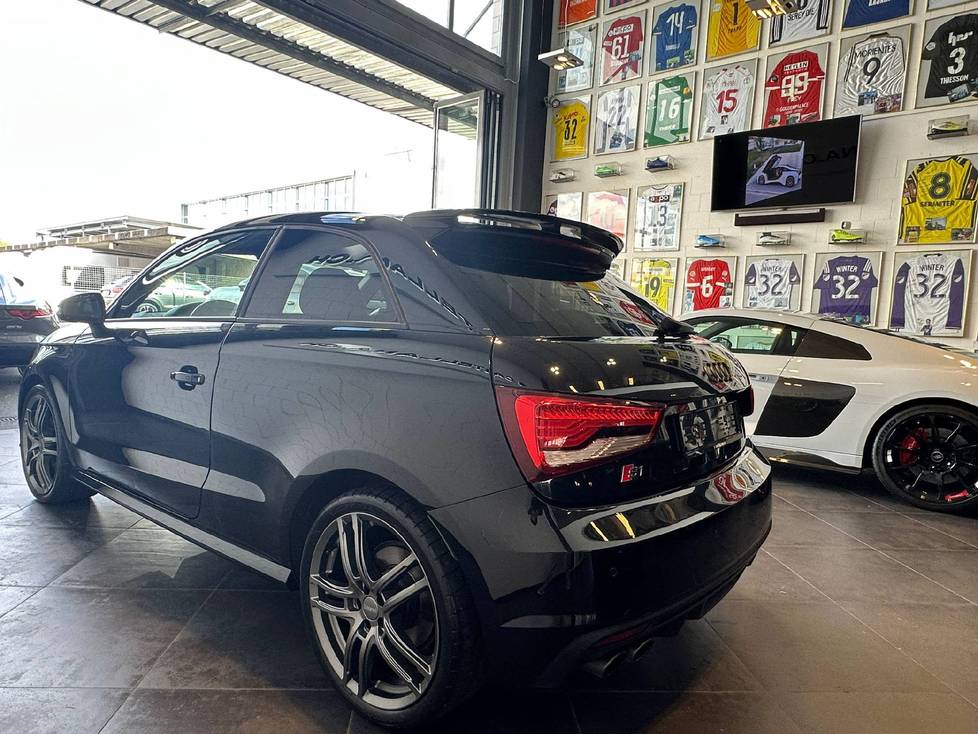 AUDI S1 2.0 TFSI quattro-image-3