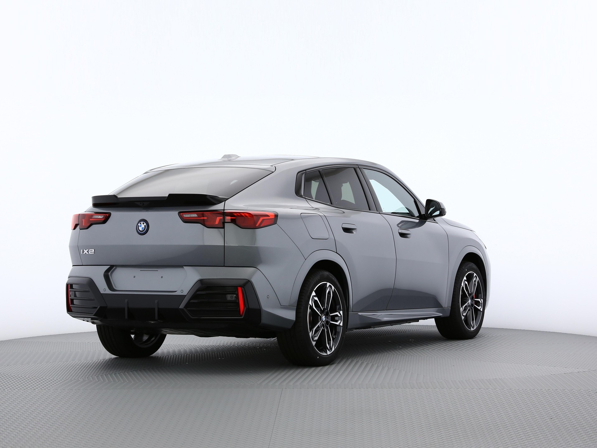 BMW iX2 xDrive30-image-1