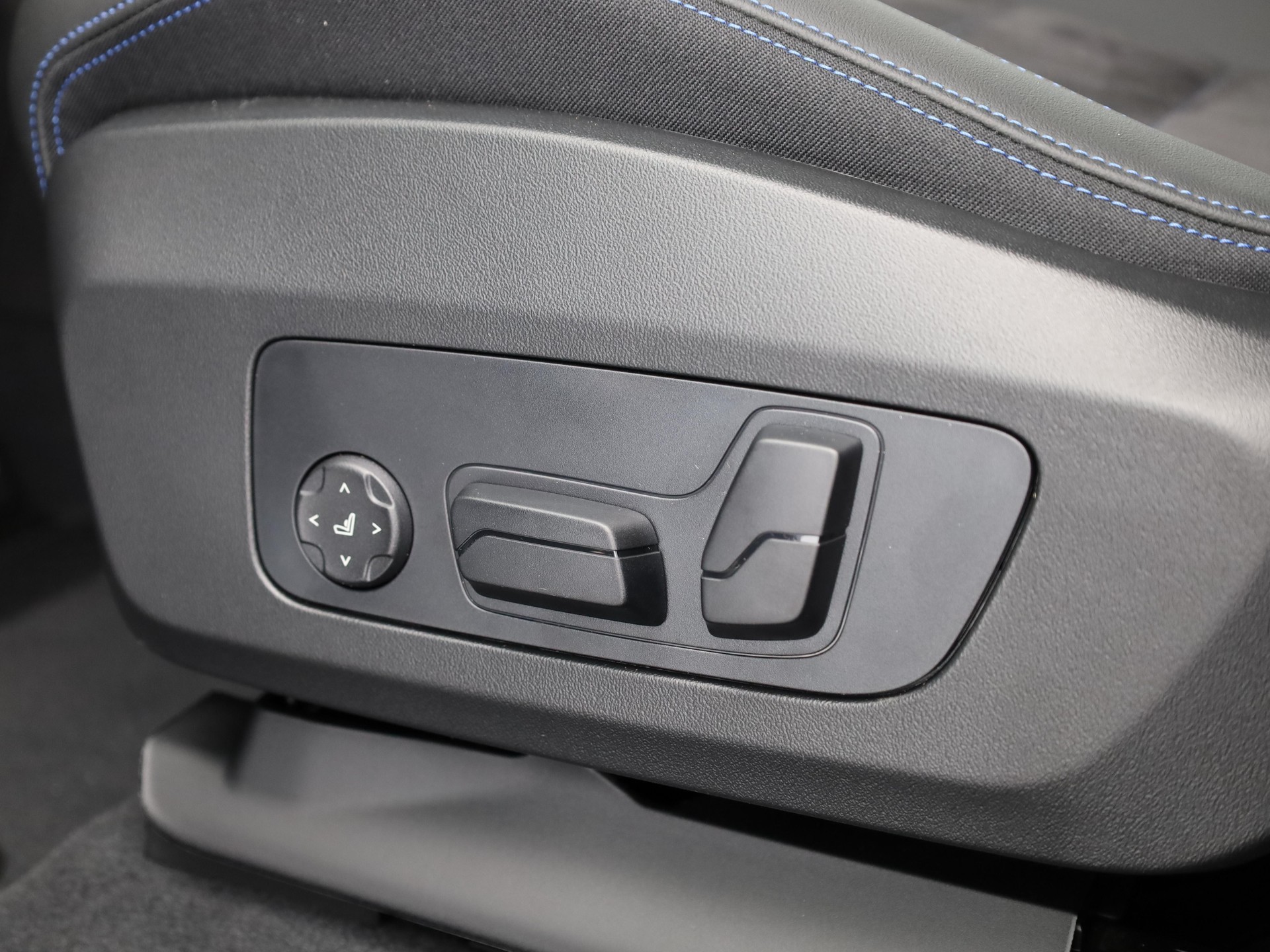 BMW iX2 xDrive30-image-13