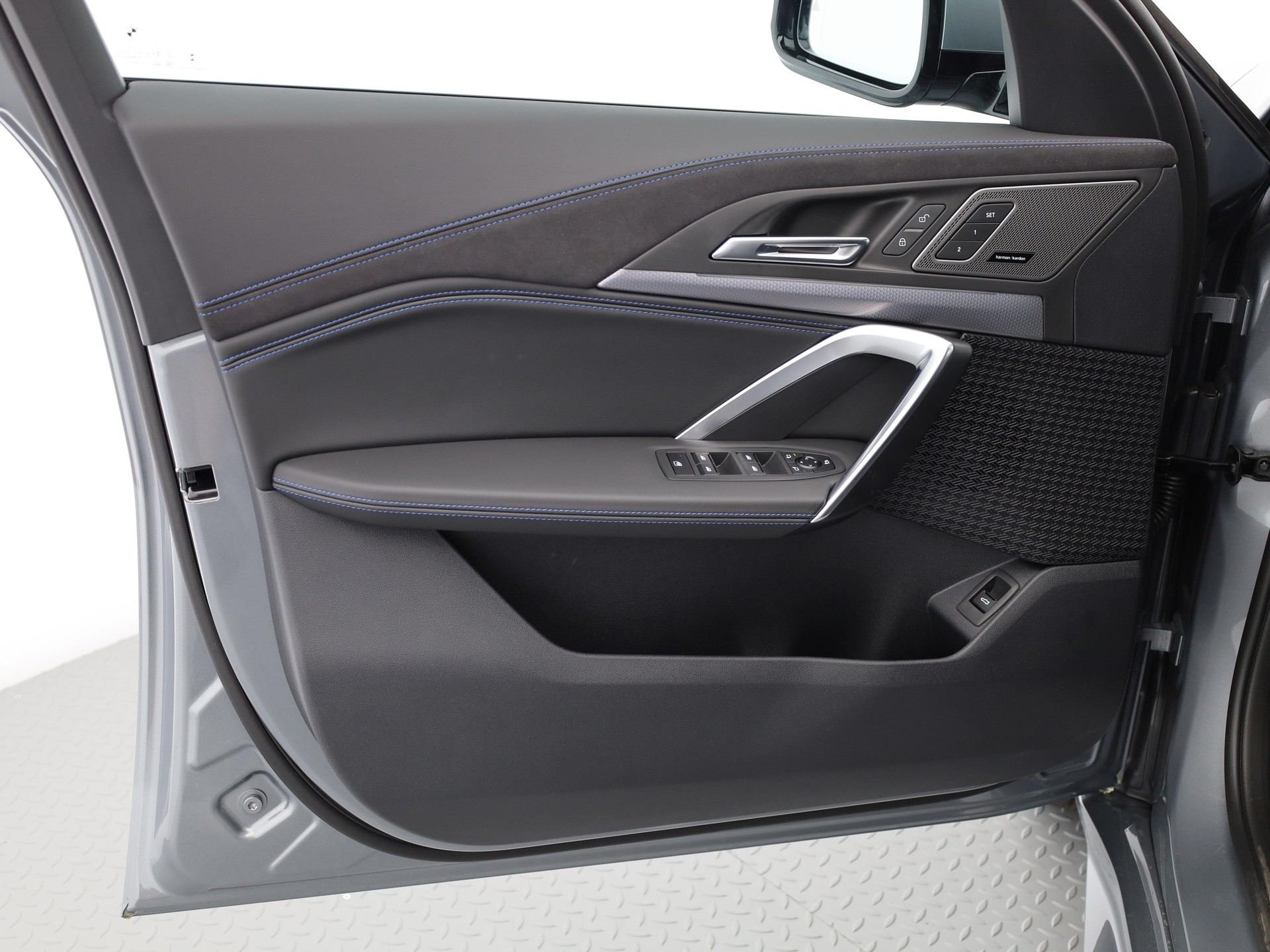 BMW iX2 xDrive30-image-9