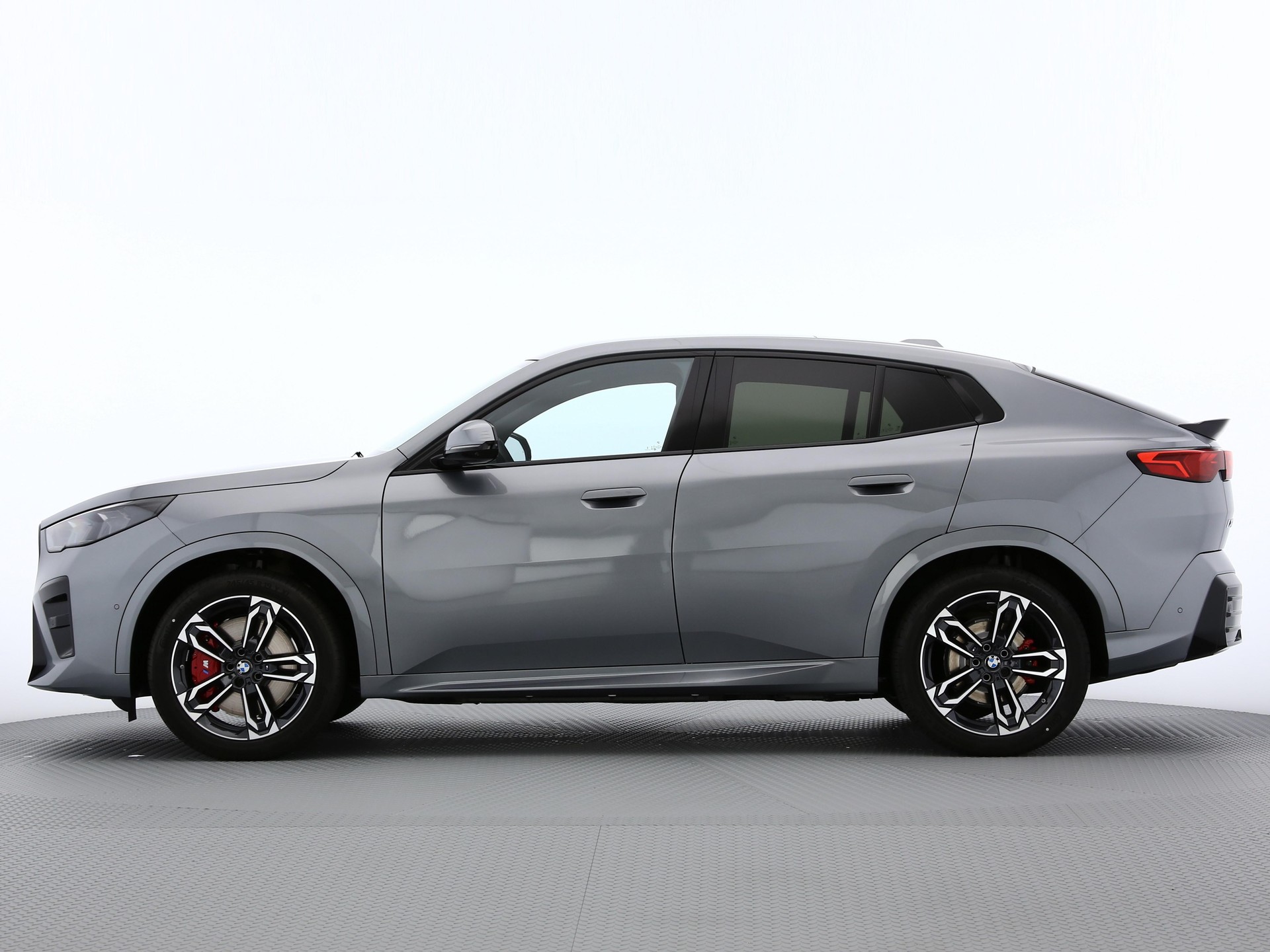 BMW iX2 xDrive30-image-2